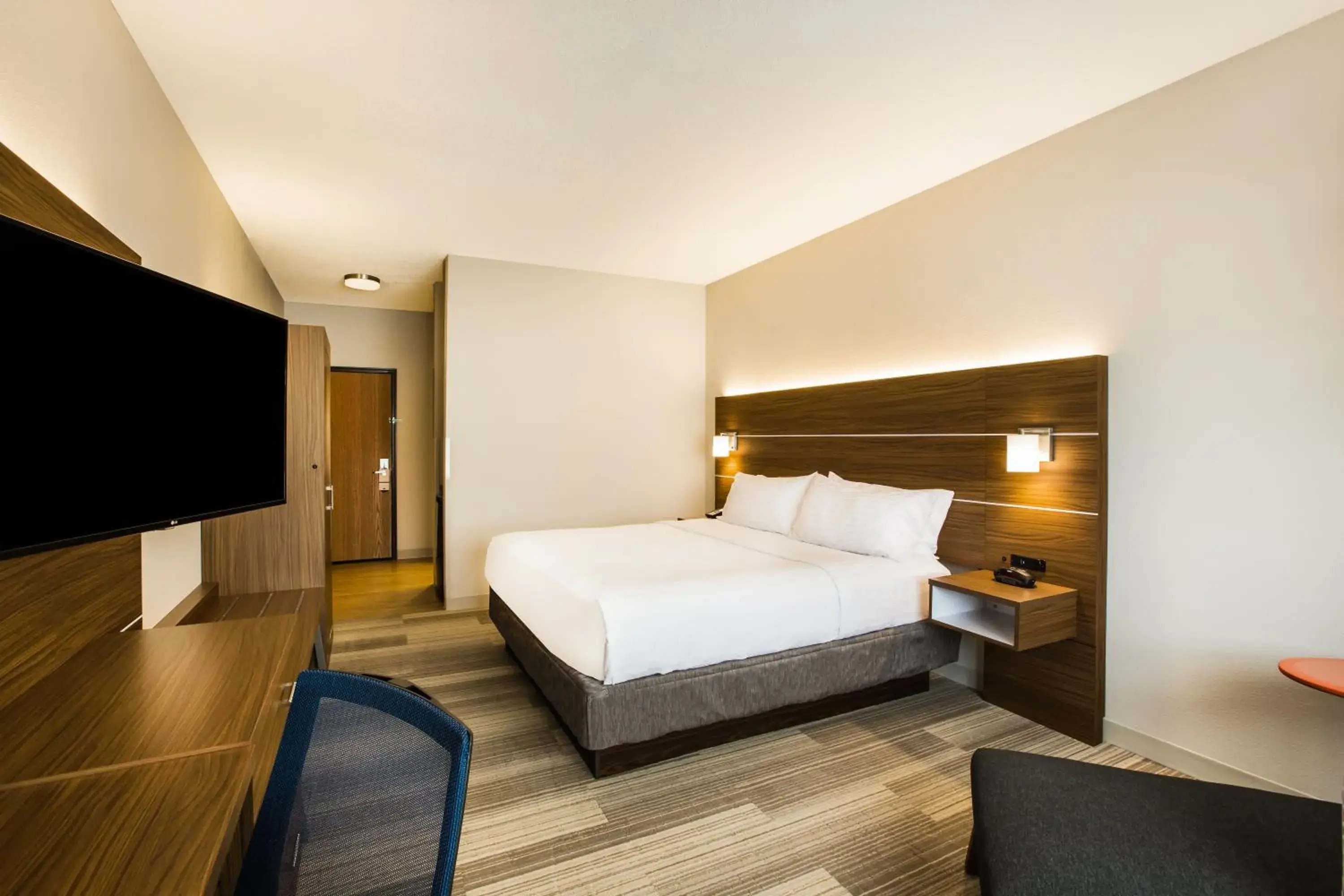 Bed in Holiday Inn Express & Suites Bellevue -Omaha Area- by IHG Bed in Holiday Inn Express & Suites Bellevue -Omaha Area- by IHG