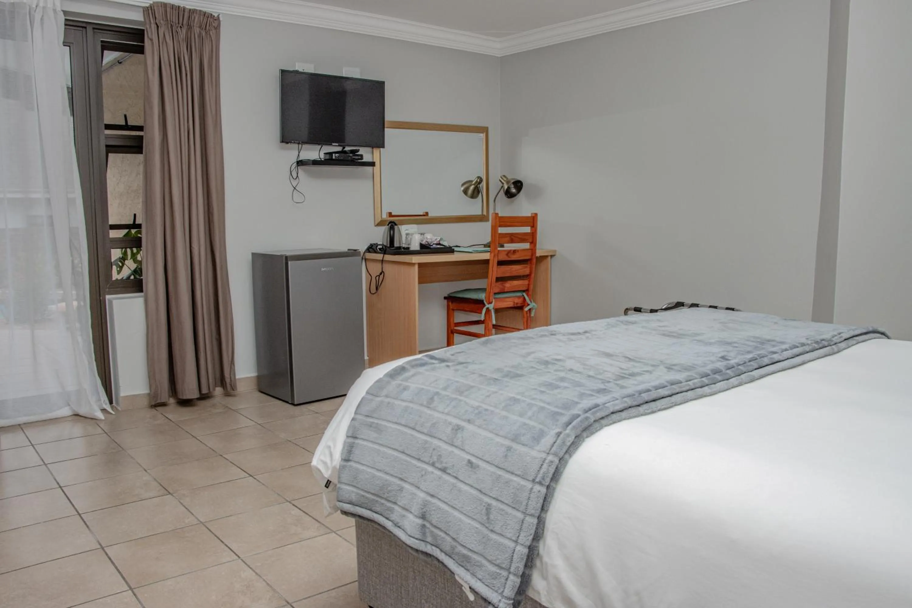 View (from property/room), Bed in Woodpecker's Inn Guest House