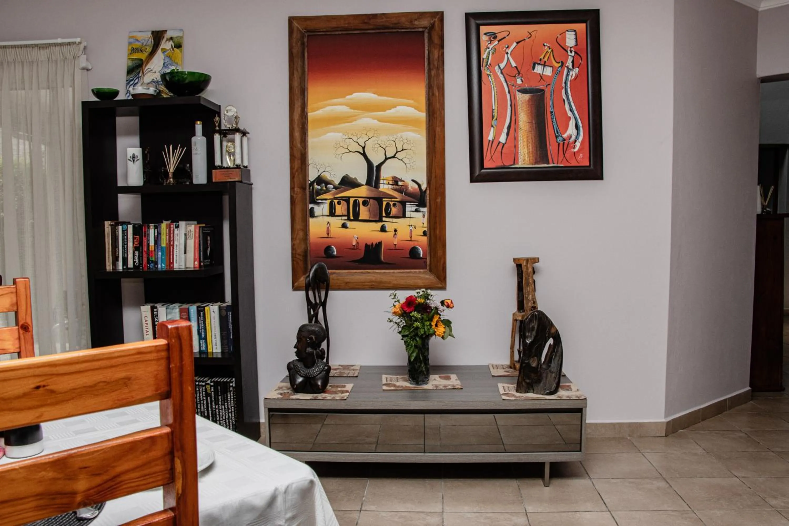 Library in Woodpecker's Inn Guest House