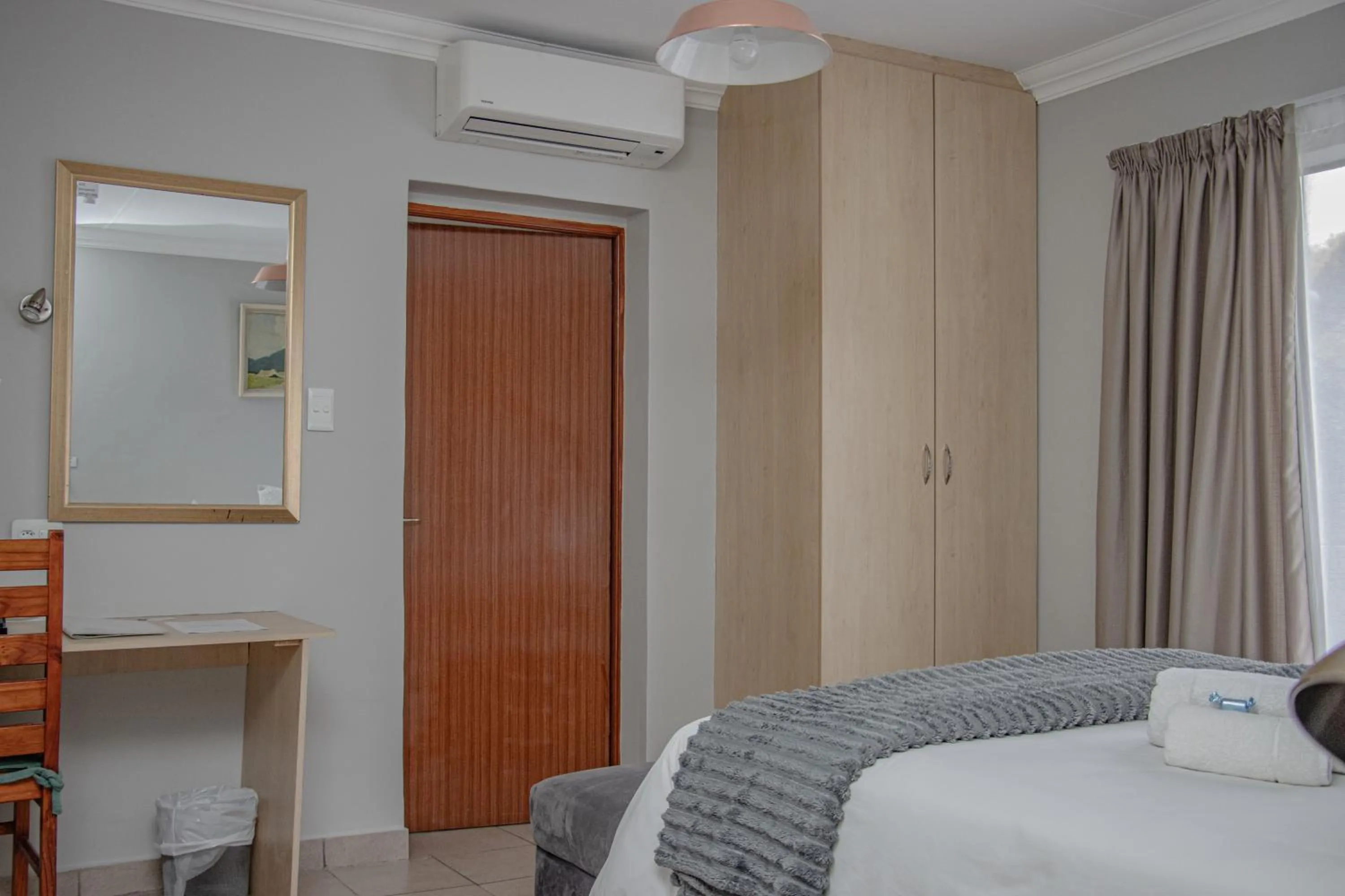 View (from property/room), Bed in Woodpecker's Inn Guest House