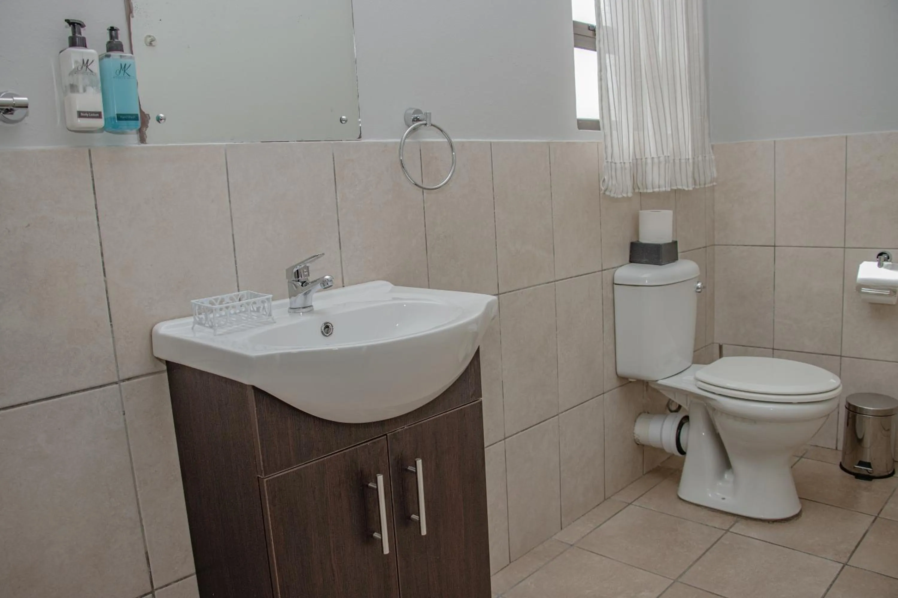 Toilet in Woodpecker's Inn Guest House