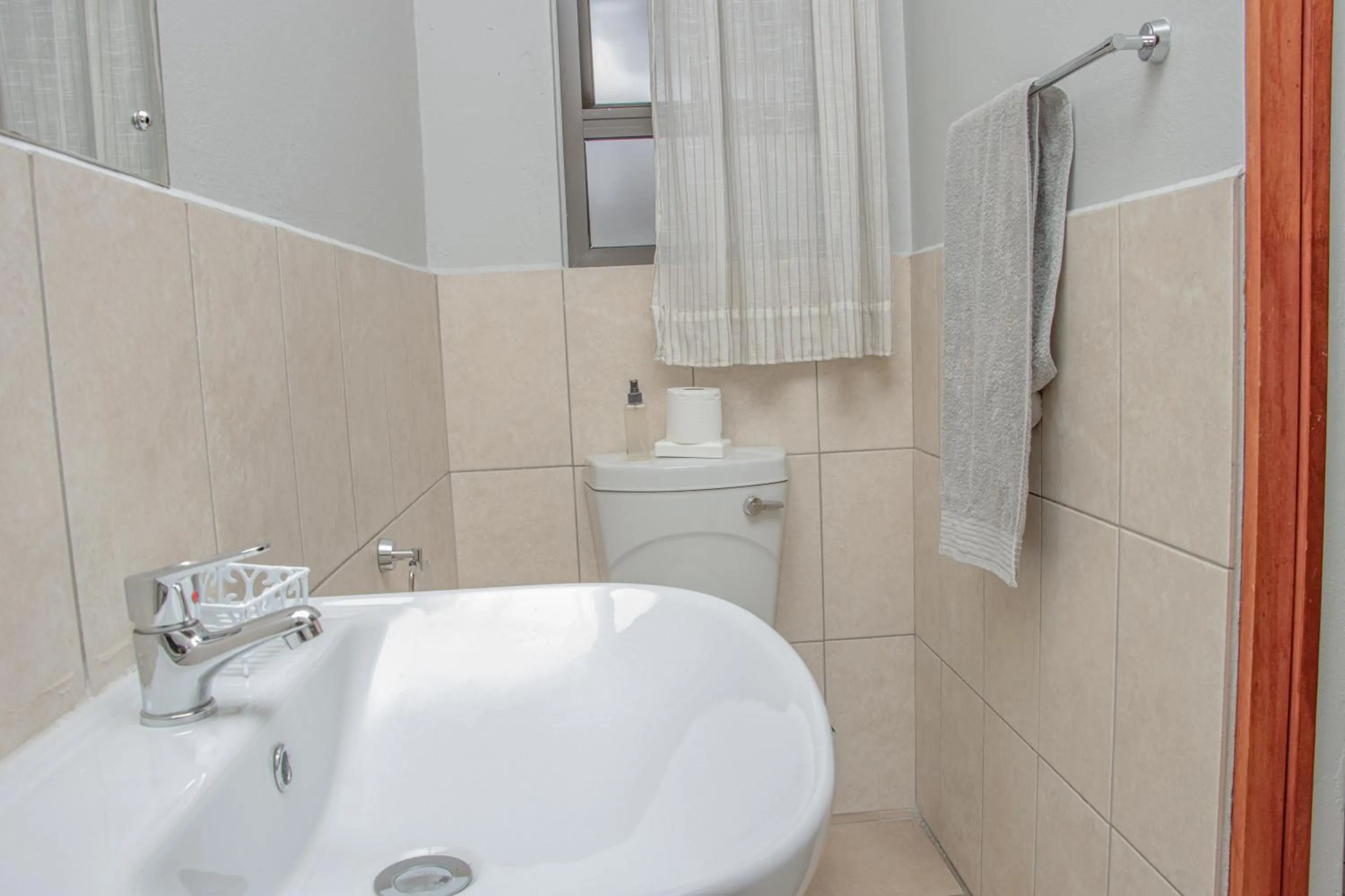 Toilet in Woodpecker's Inn Guest House