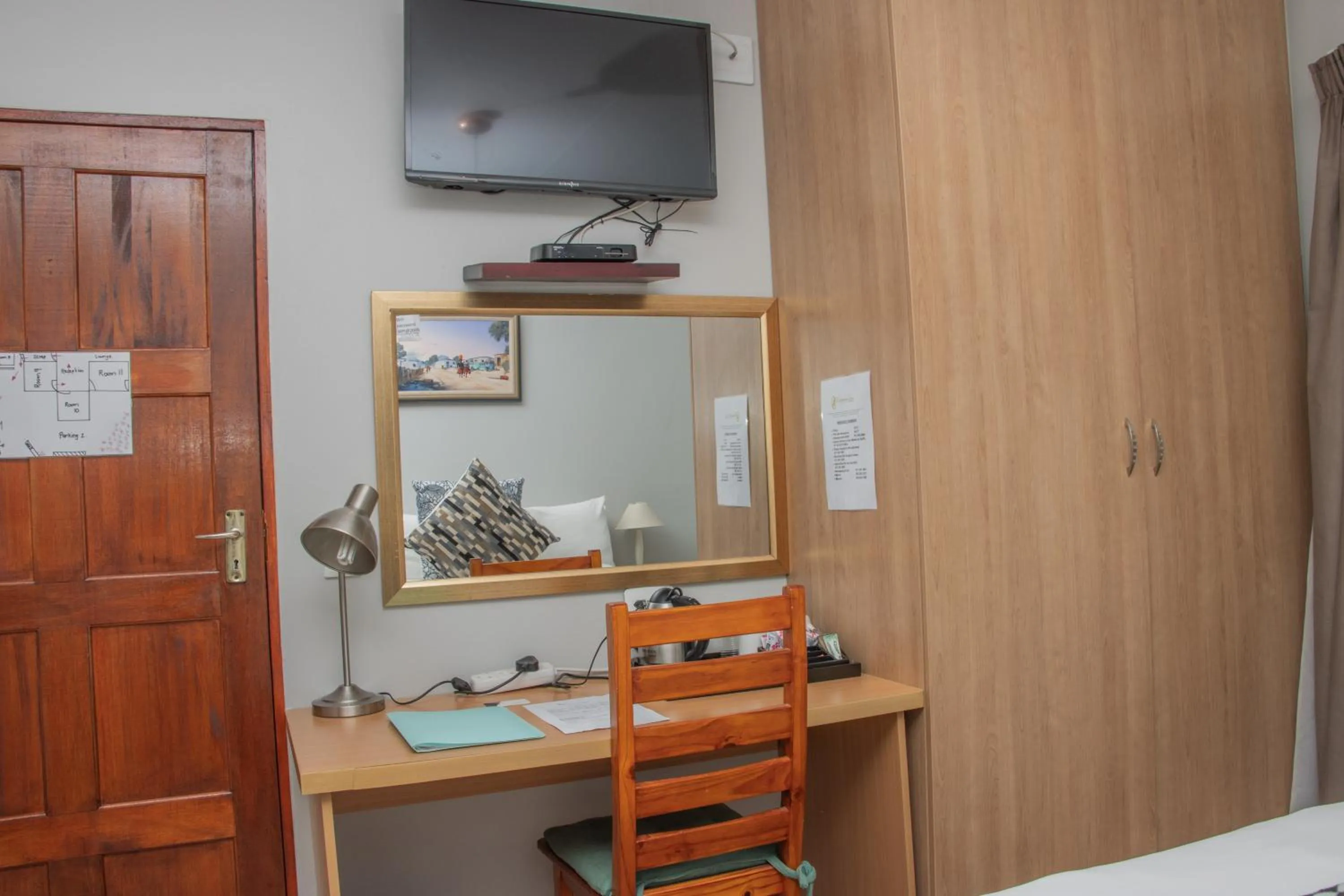 TV and multimedia in Woodpecker's Inn Guest House