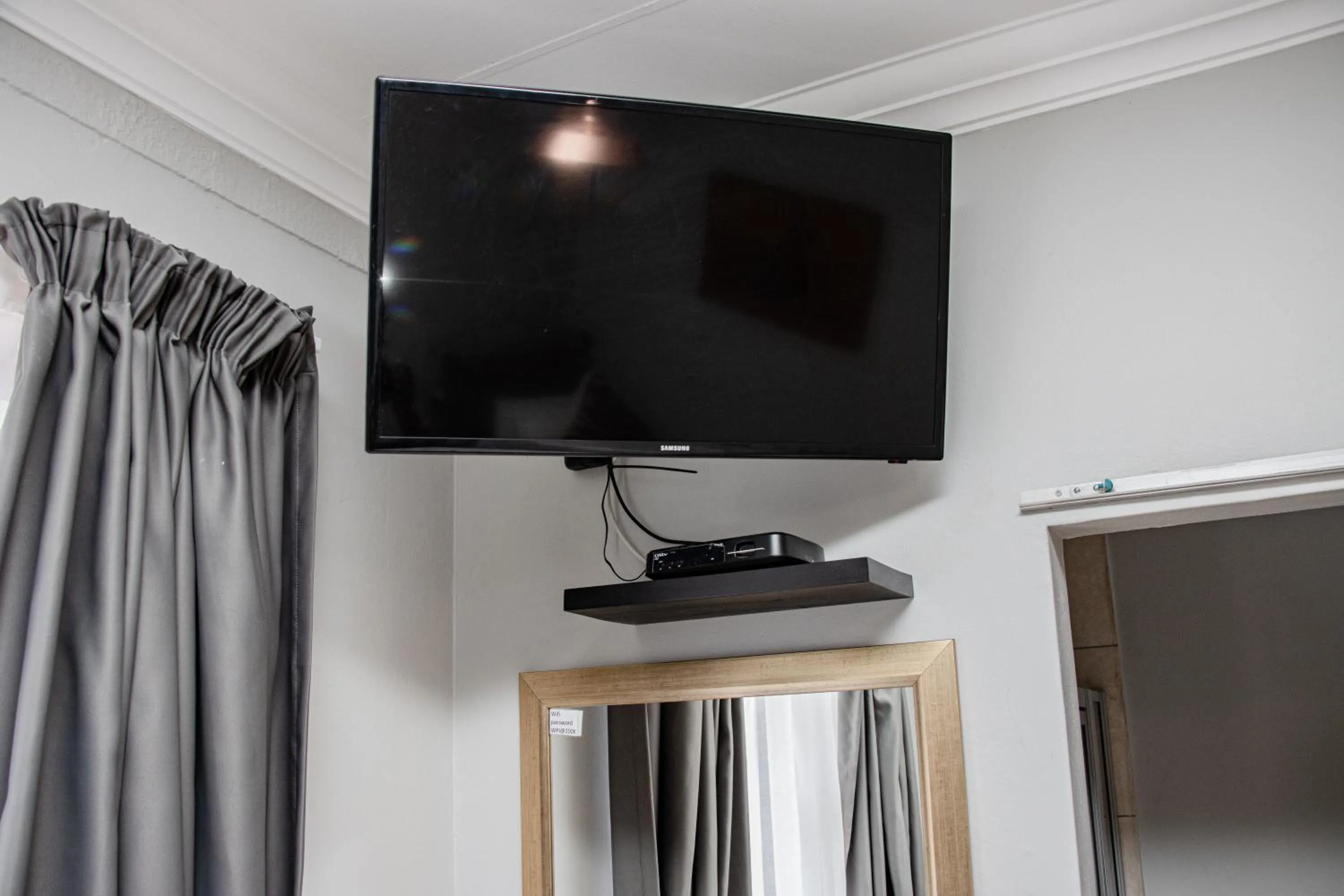 TV and multimedia in Woodpecker's Inn Guest House