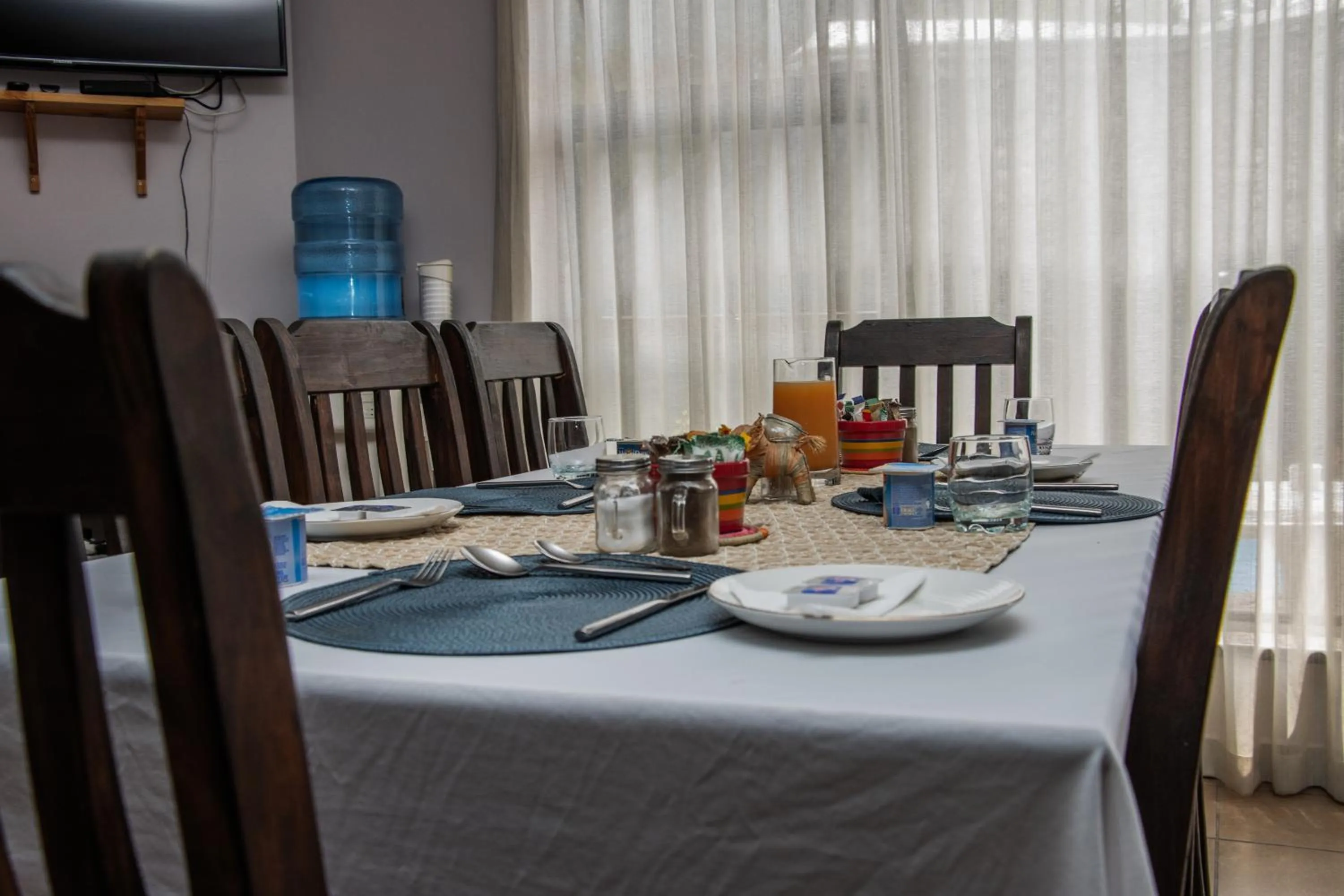 Living room in Woodpecker's Inn Guest House