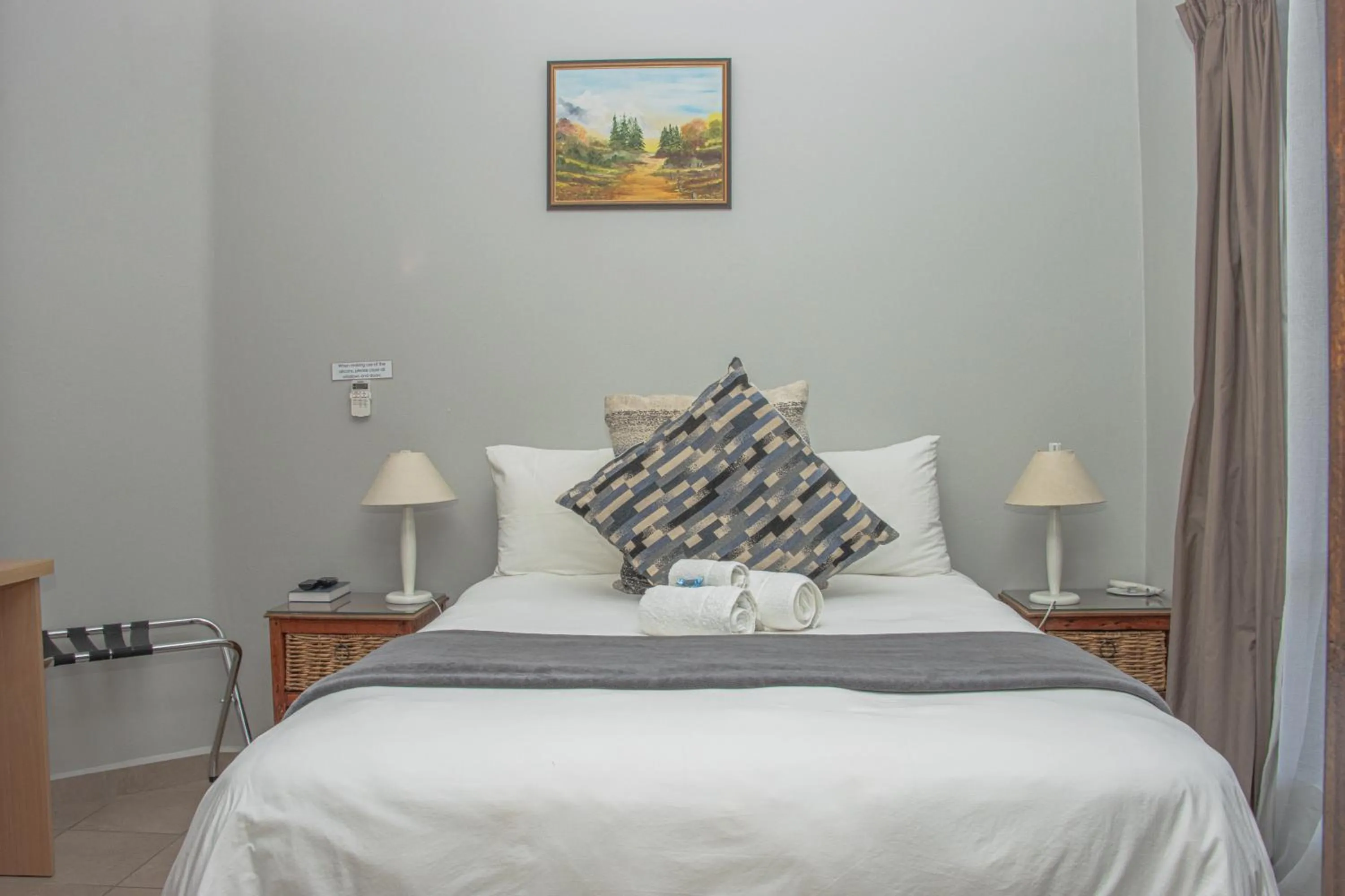 Bed in Woodpecker's Inn Guest House