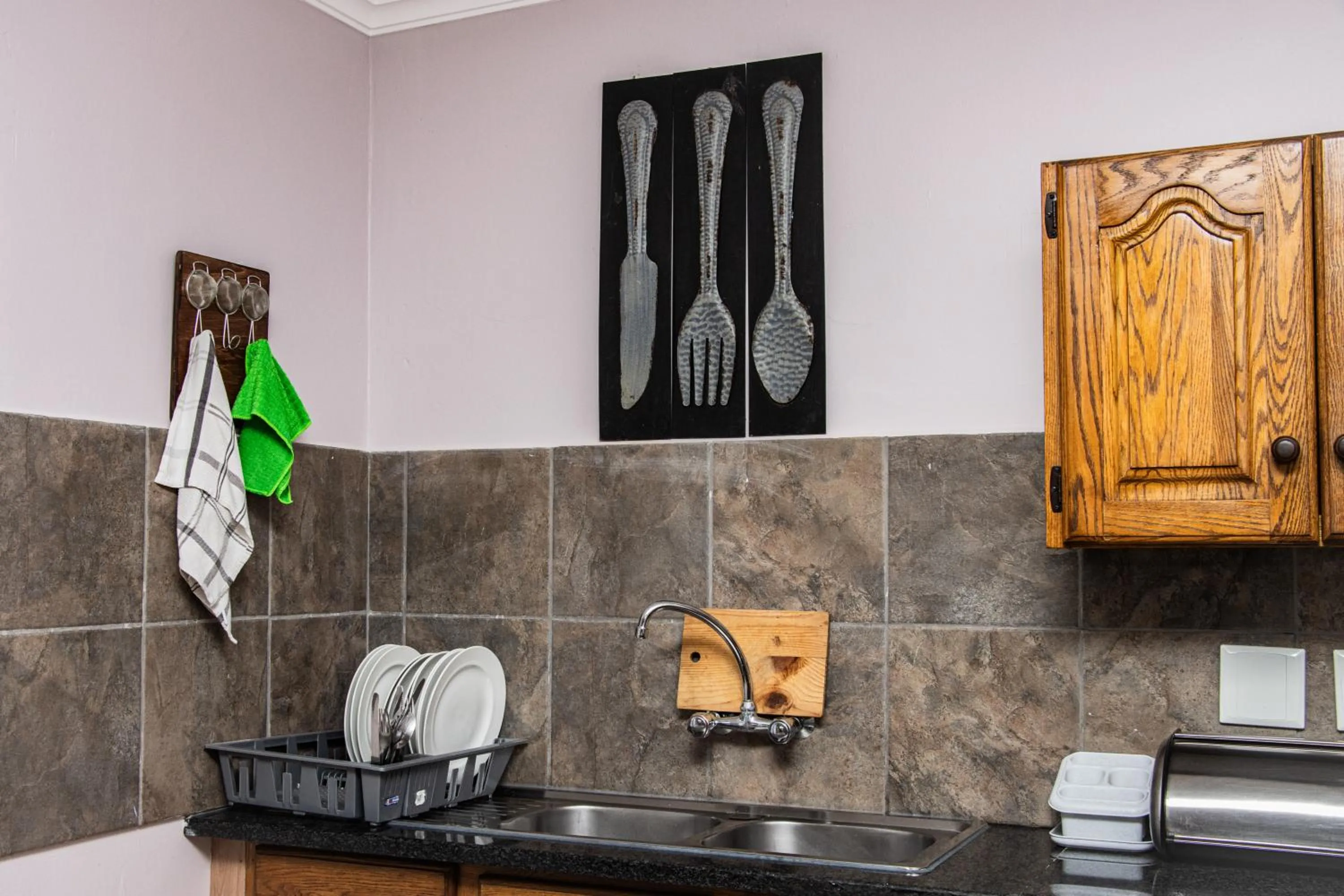 Kitchen or kitchenette in Woodpecker's Inn Guest House