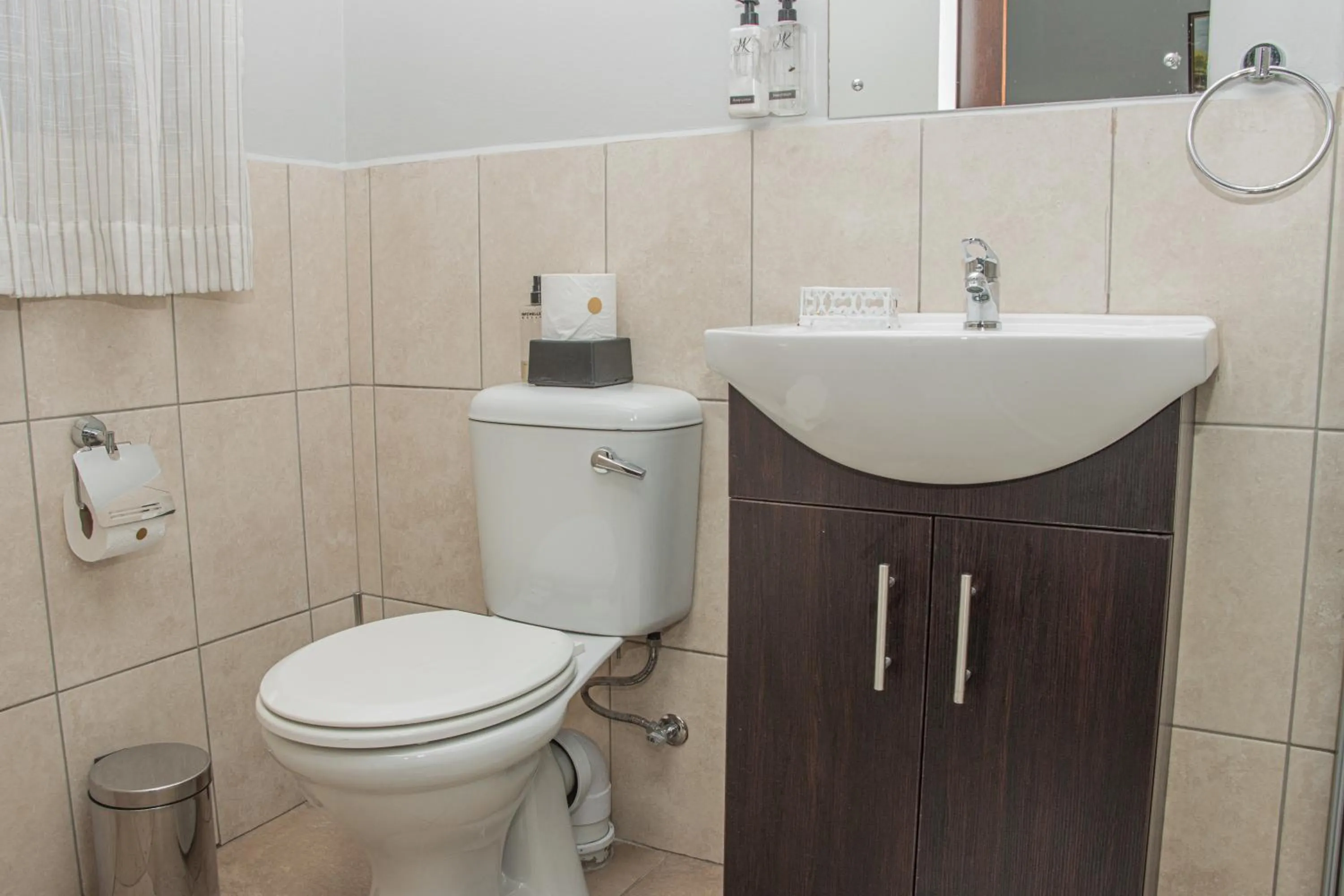 Toilet in Woodpecker's Inn Guest House