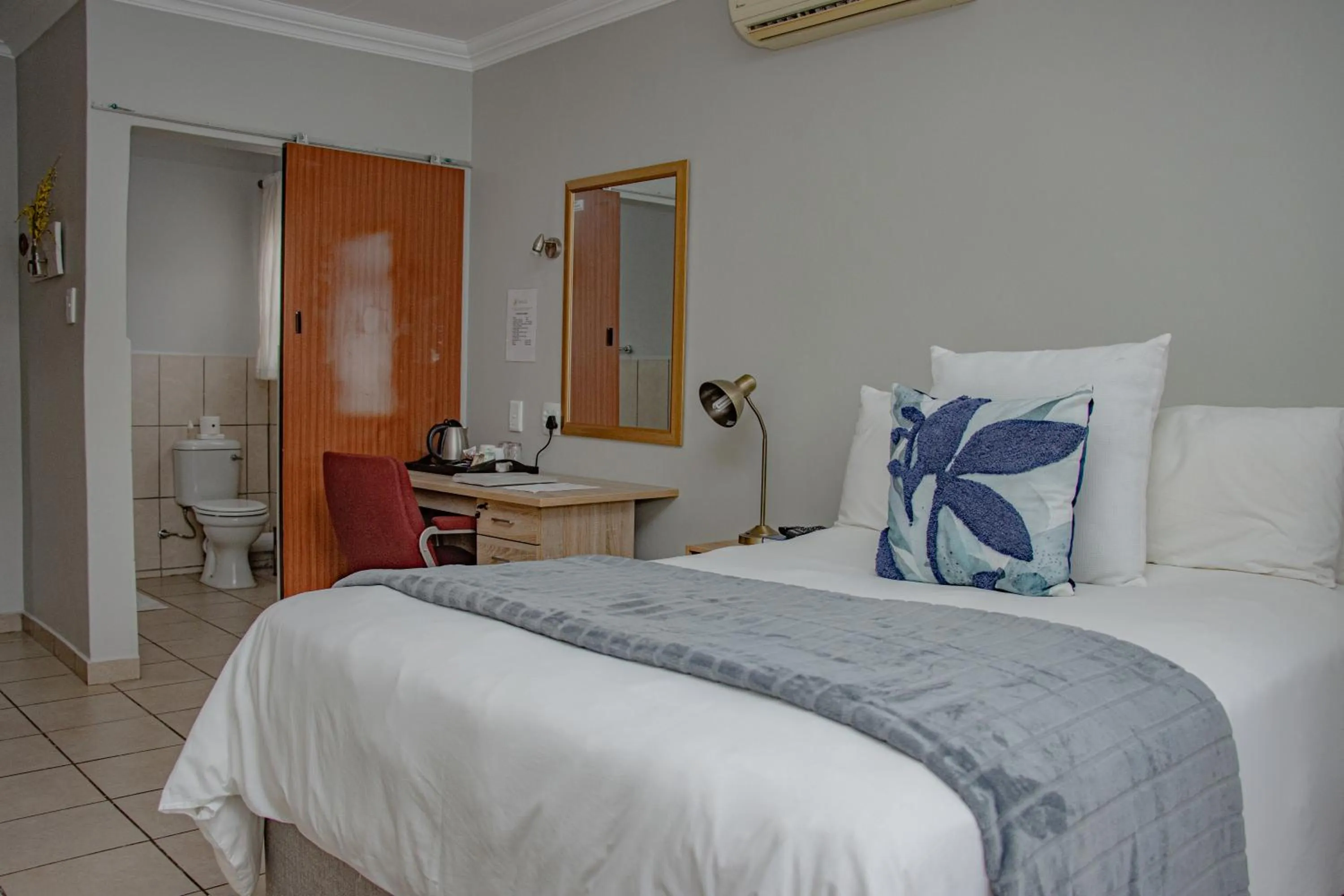 Toilet, Bed in Woodpecker's Inn Guest House