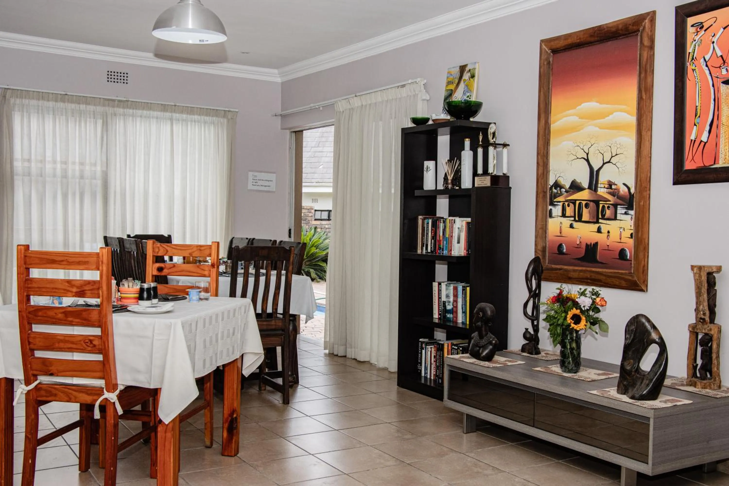 Living room in Woodpecker's Inn Guest House