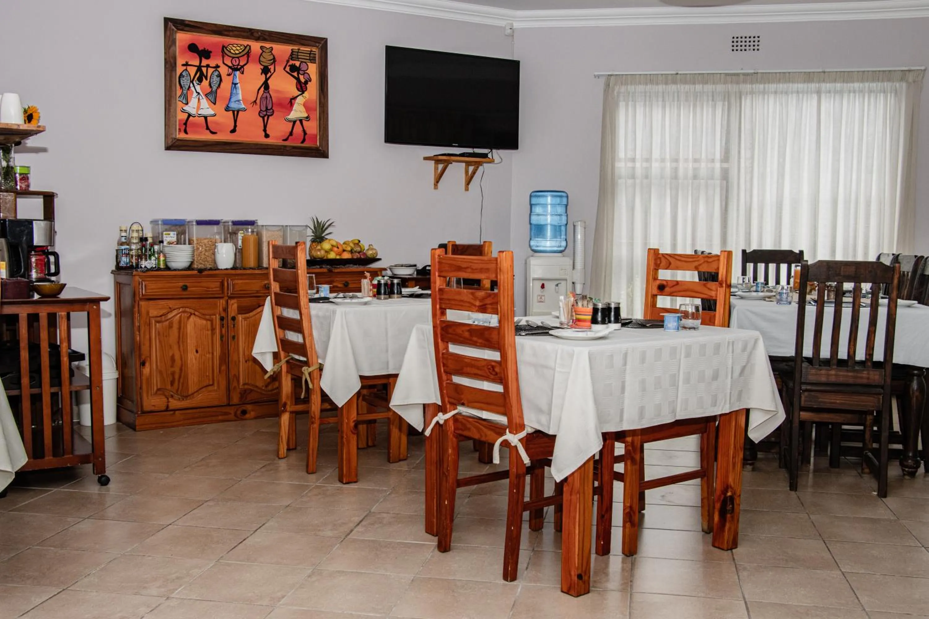 Restaurant/places to eat in Woodpecker's Inn Guest House