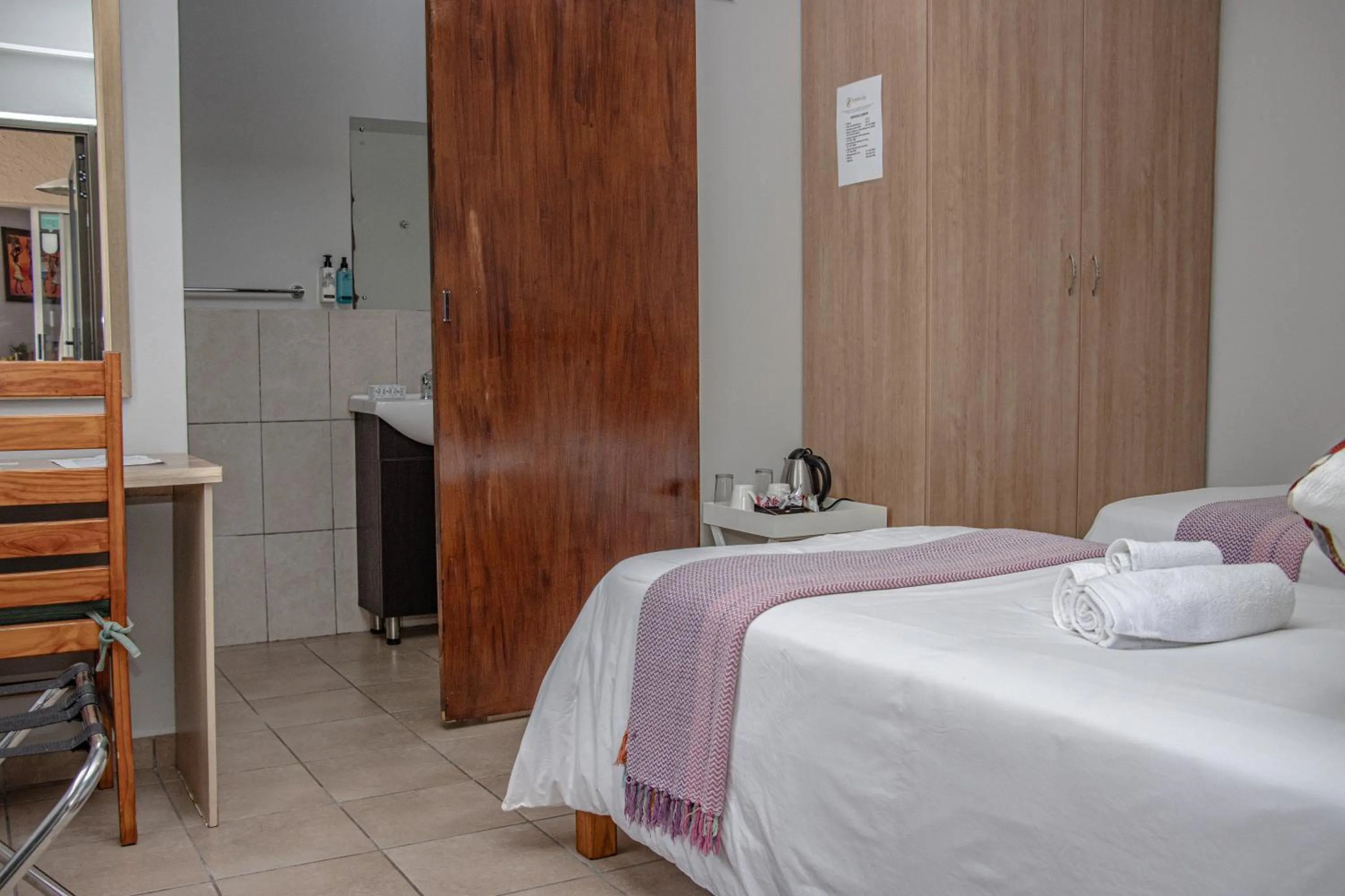 Bathroom, Bed in Woodpecker's Inn Guest House