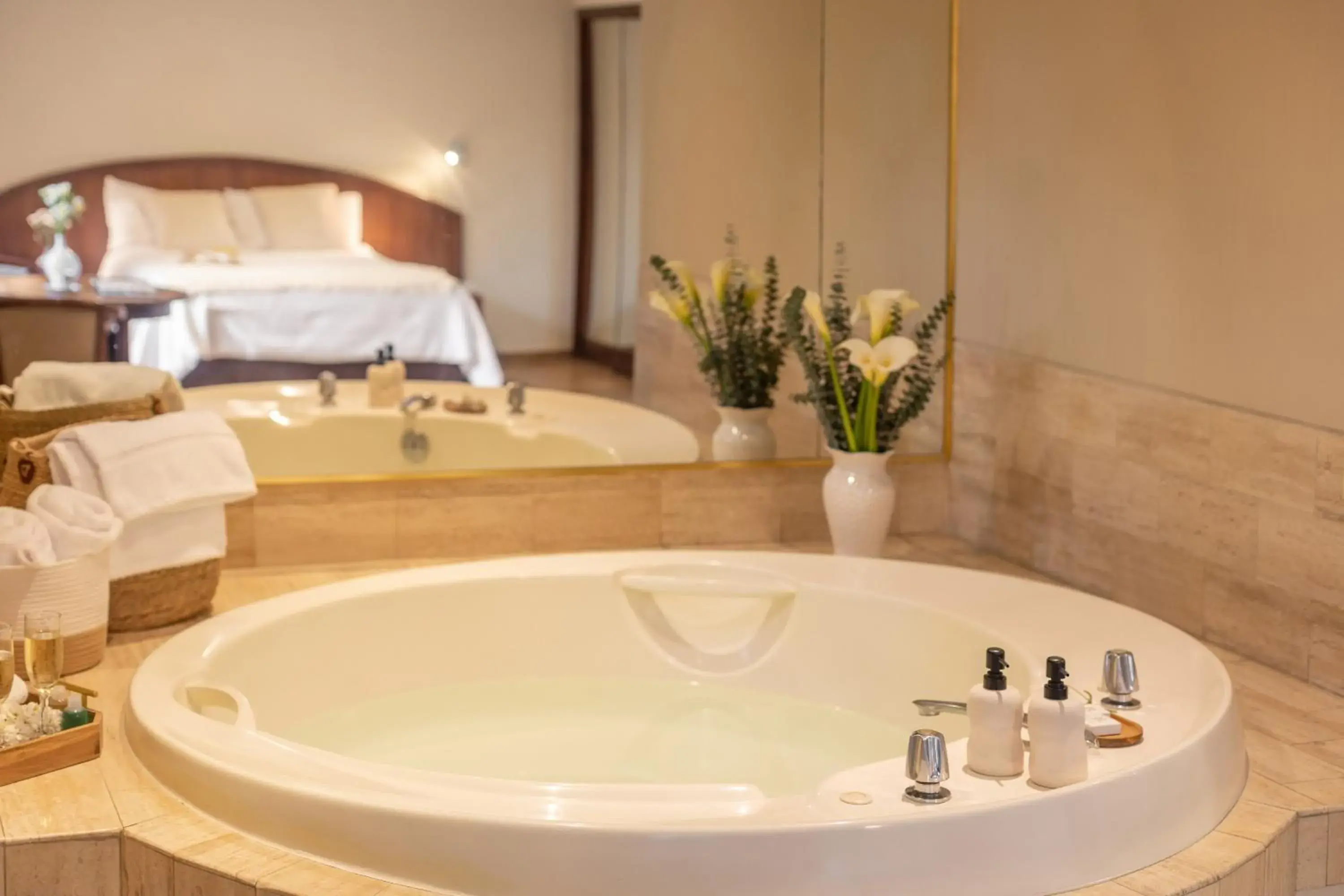 Hot Tub, Bed in Hotel Park Suites Hot Tub, Bed in Hotel Park Suites