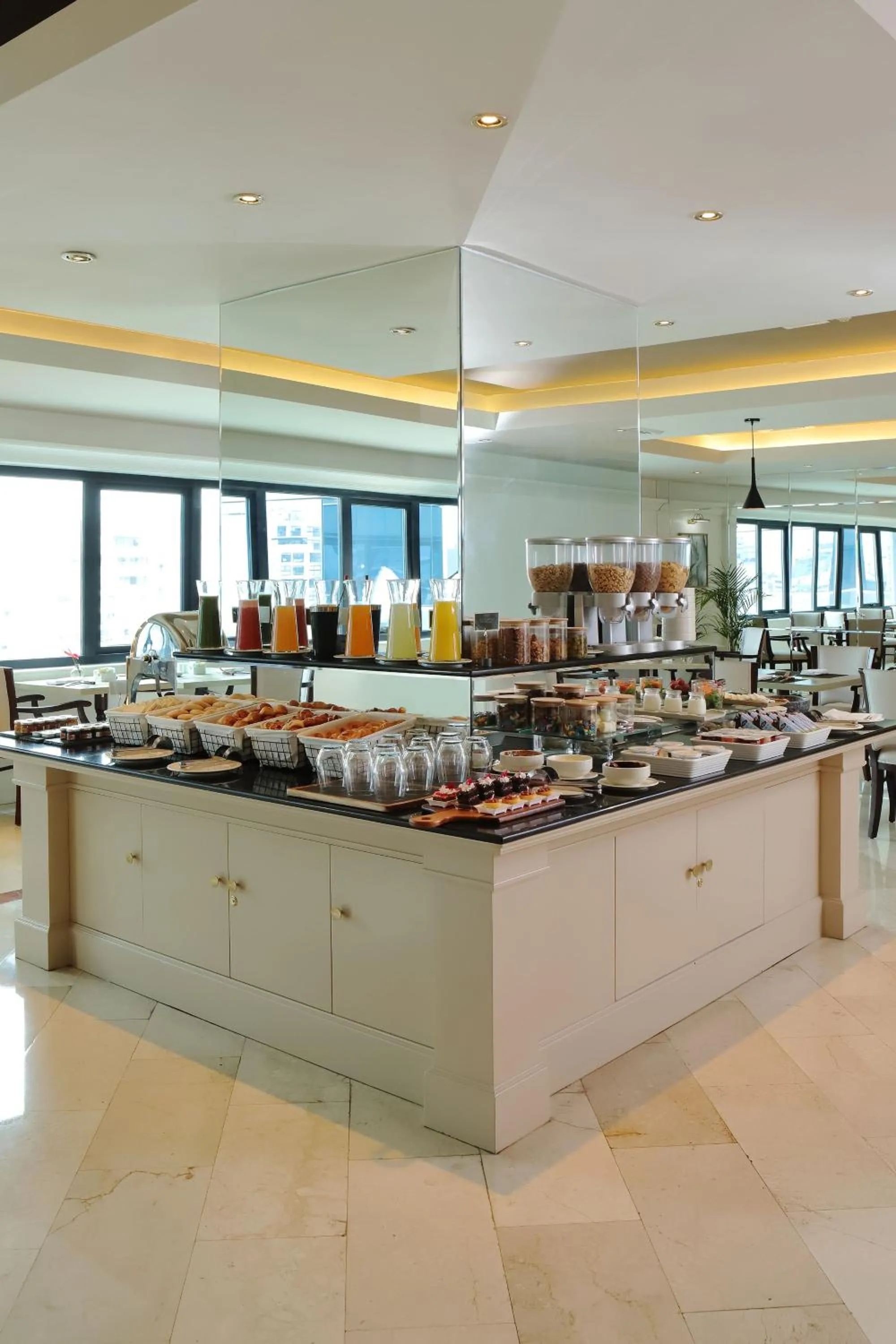 Restaurant/places to eat in Meliá Lima