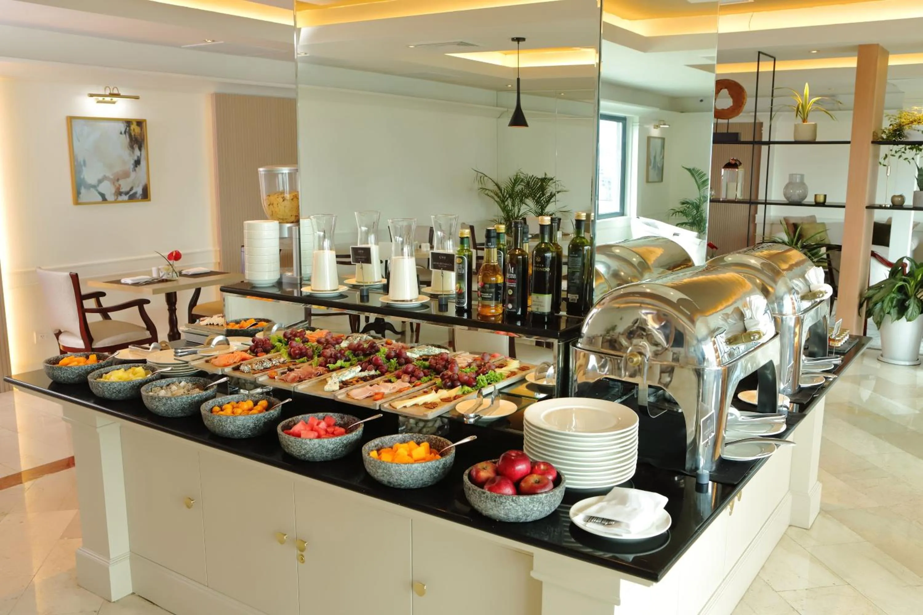 Restaurant/places to eat in Meliá Lima