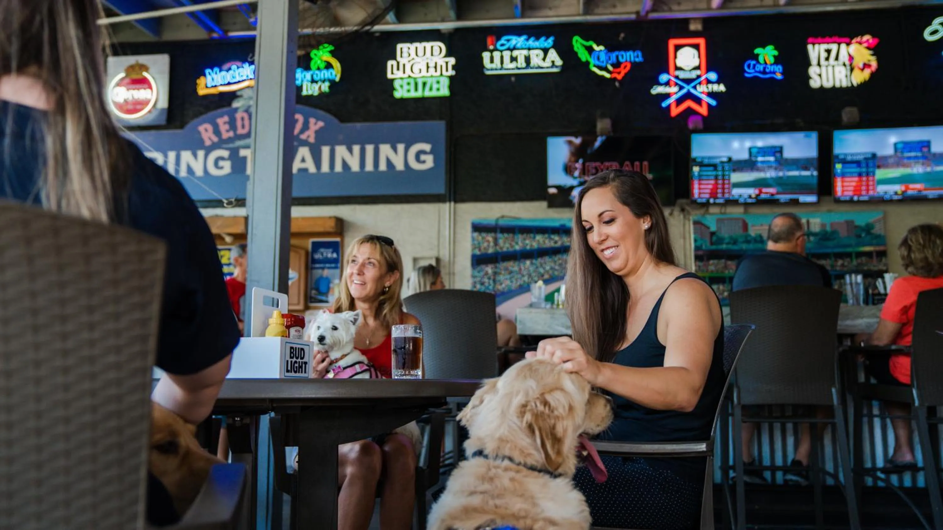 Restaurant/places to eat in Crowne Plaza Hotel Fort Myers at Bell Tower Shops, an IHG Hotel