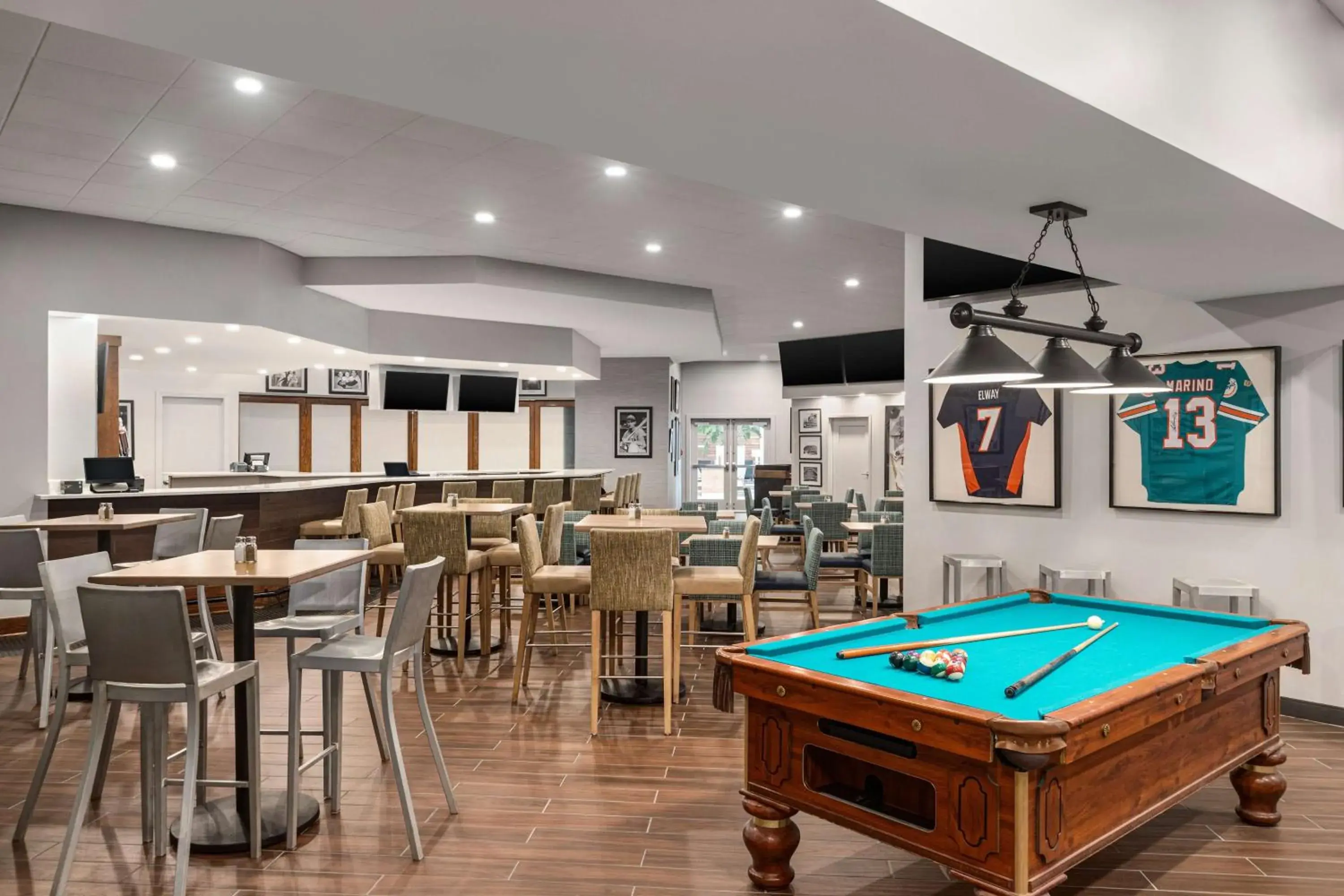 Lounge or bar in Crowne Plaza Hotel Fort Myers at Bell Tower Shops, an IHG Hotel Lounge or bar in Crowne Plaza Hotel Fort Myers at Bell Tower Shops, an IHG Hotel