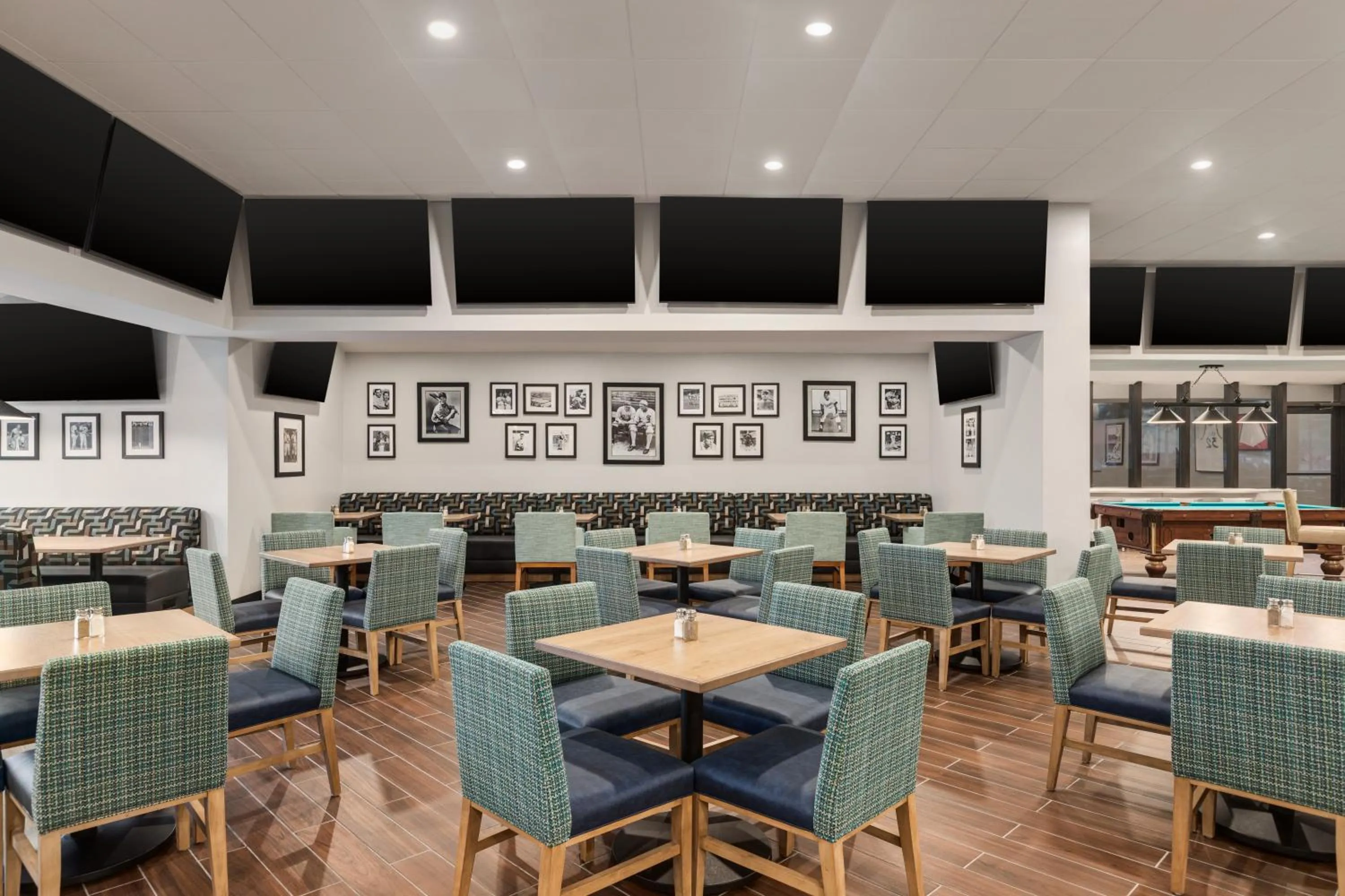 Restaurant/places to eat in Crowne Plaza Hotel Fort Myers at Bell Tower Shops, an IHG Hotel