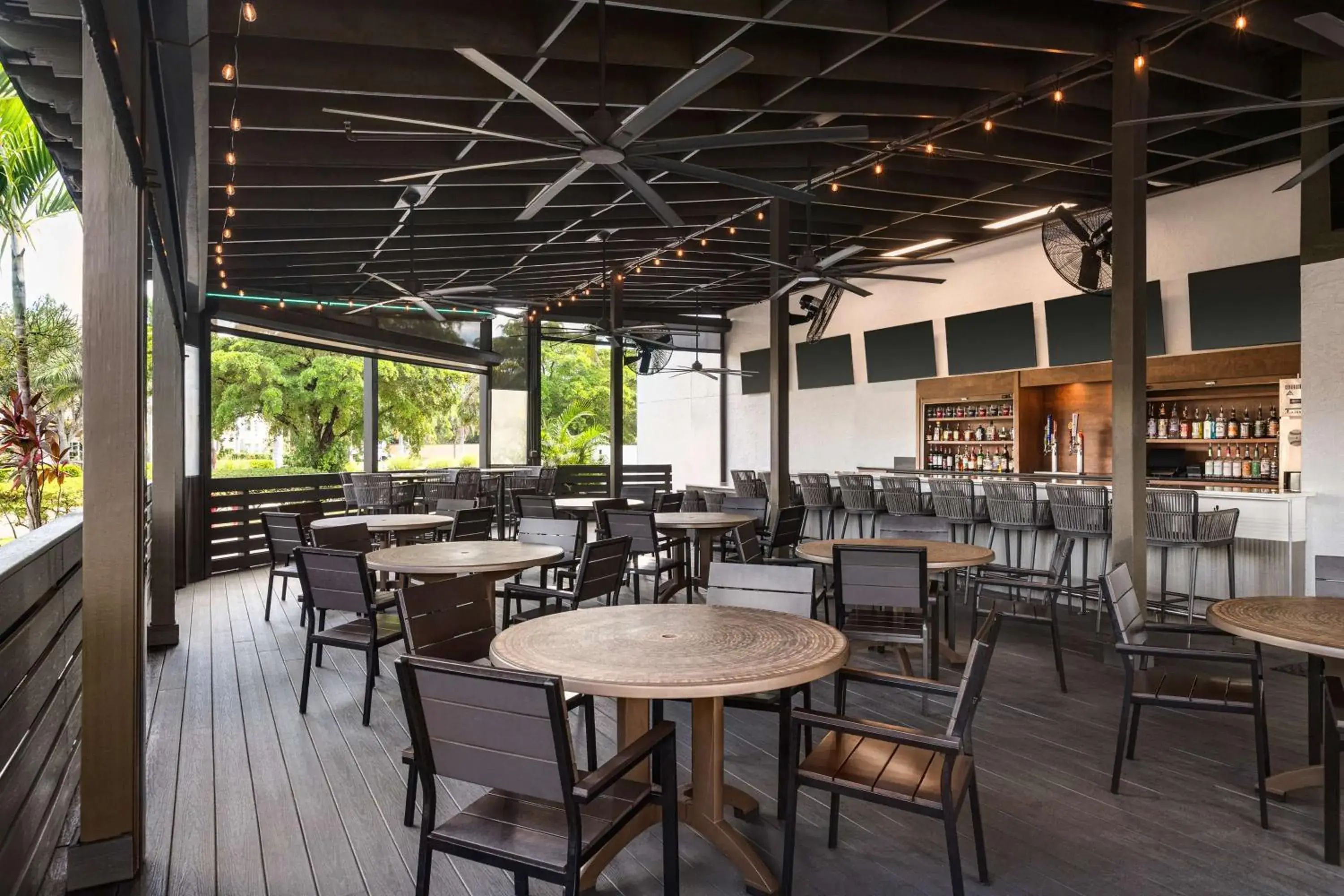 Lounge or bar in Crowne Plaza Hotel Fort Myers at Bell Tower Shops, an IHG Hotel Lounge or bar in Crowne Plaza Hotel Fort Myers at Bell Tower Shops, an IHG Hotel