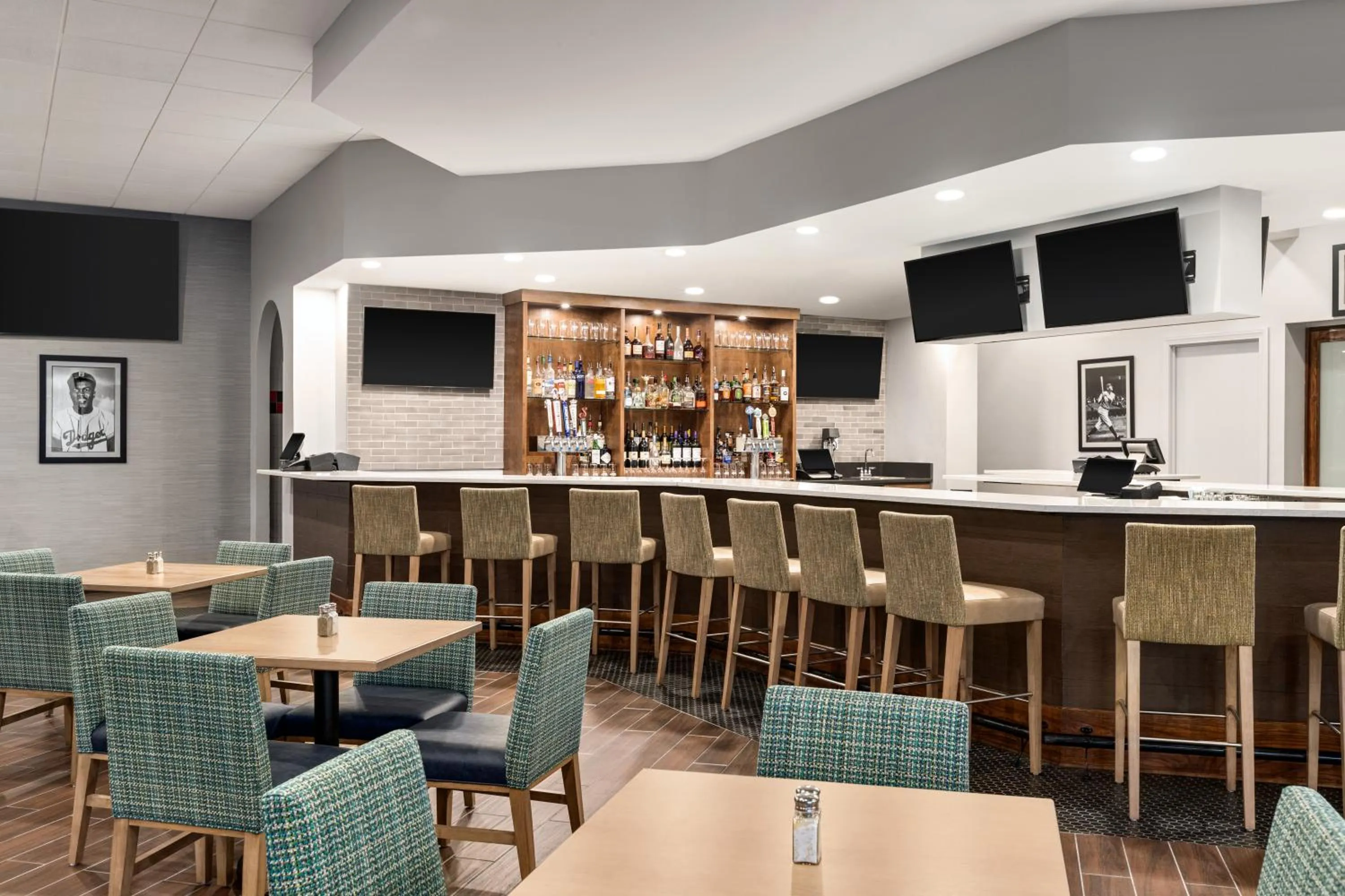Food and drinks in Crowne Plaza Hotel Fort Myers at Bell Tower Shops, an IHG Hotel
