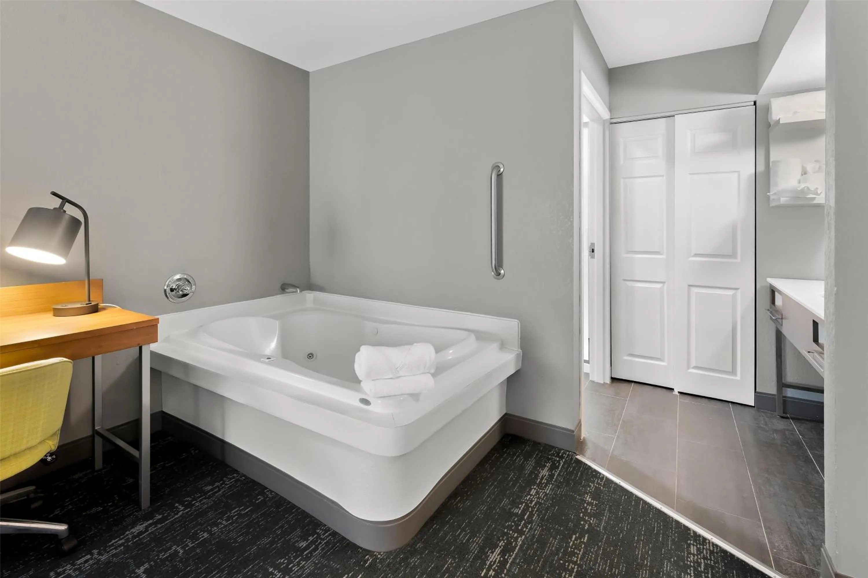 Bathroom, Bed in Hampton Inn & Suites Newtown