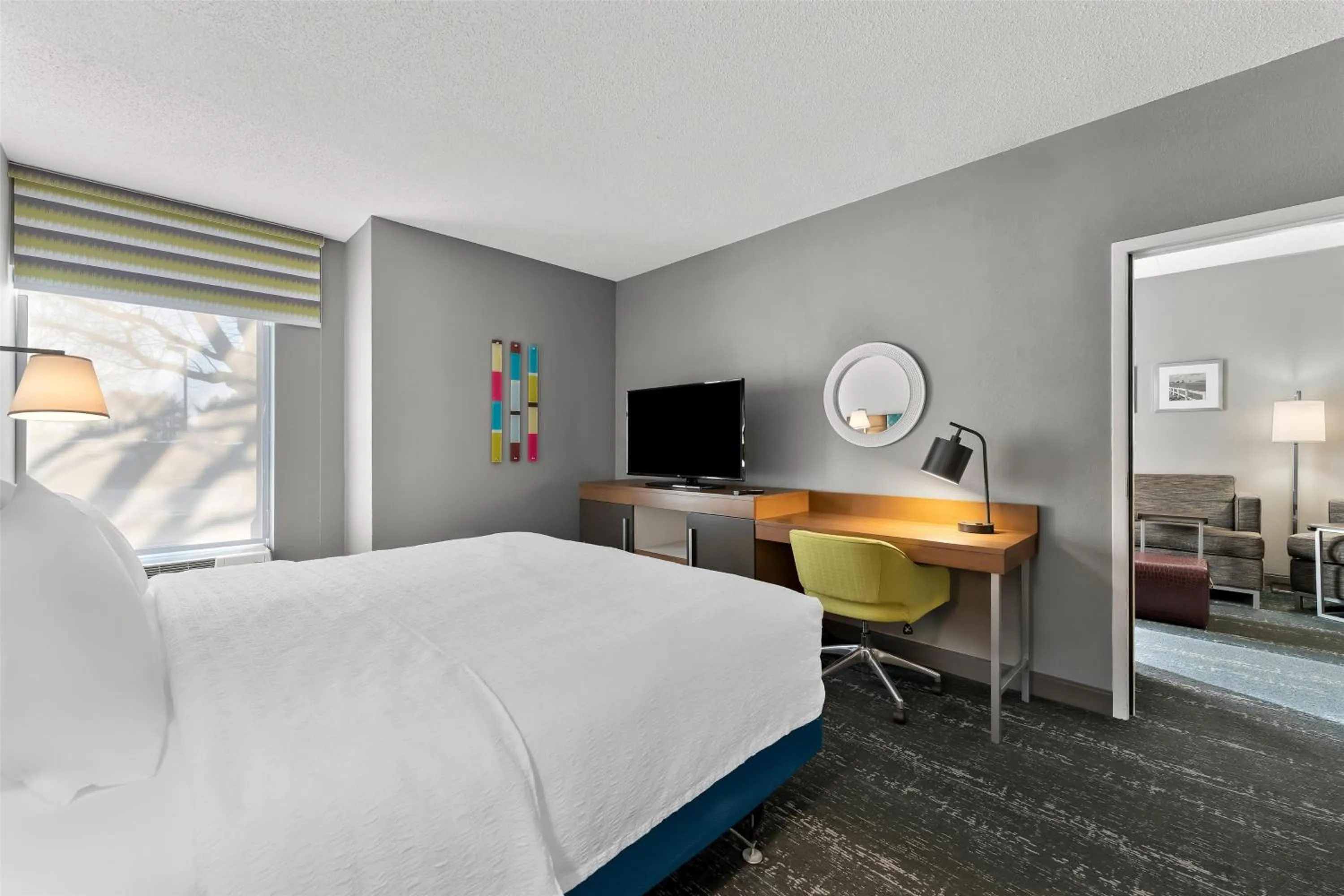 Bed in Hampton Inn & Suites Newtown