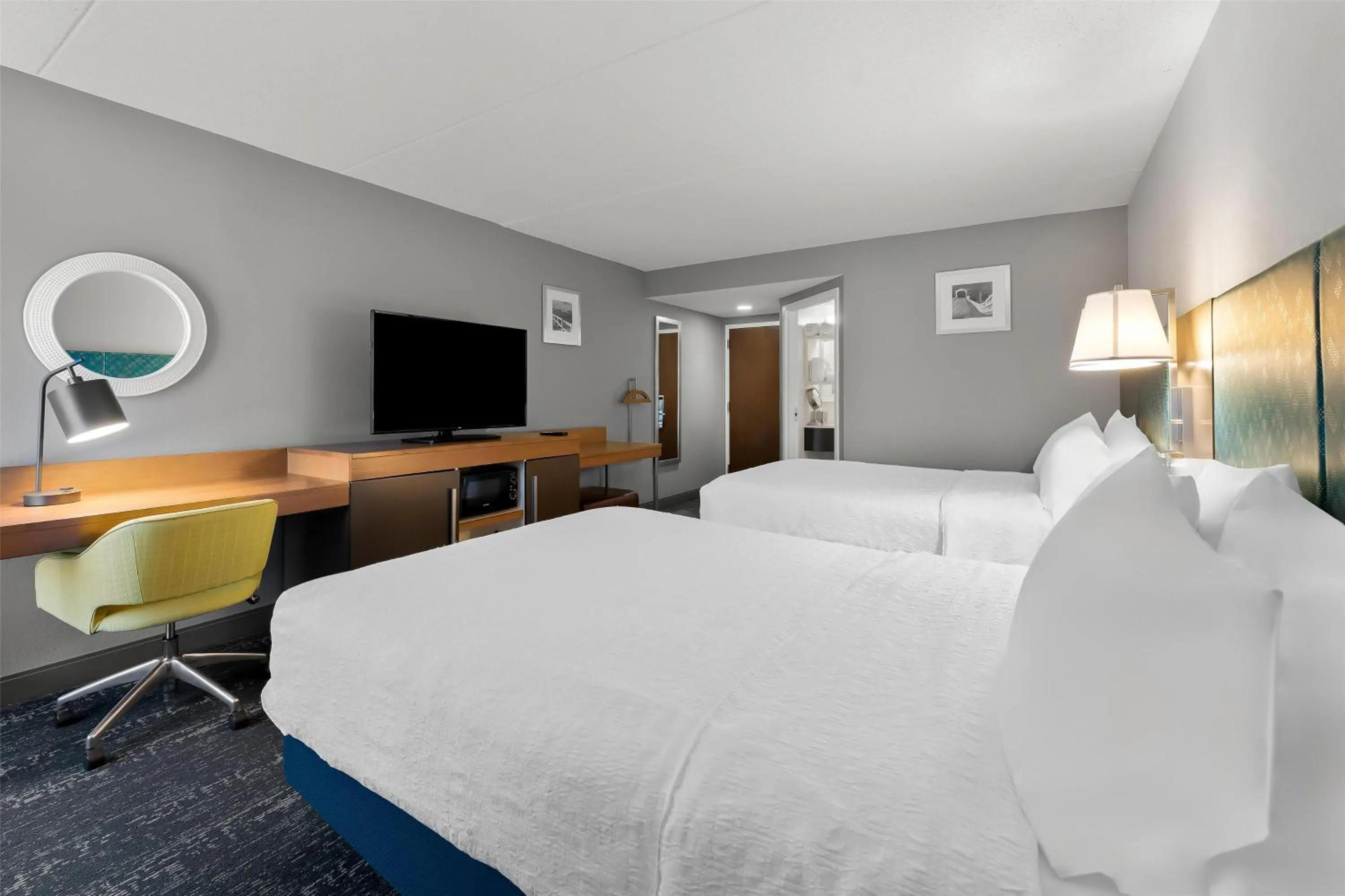 Bed in Hampton Inn & Suites Newtown