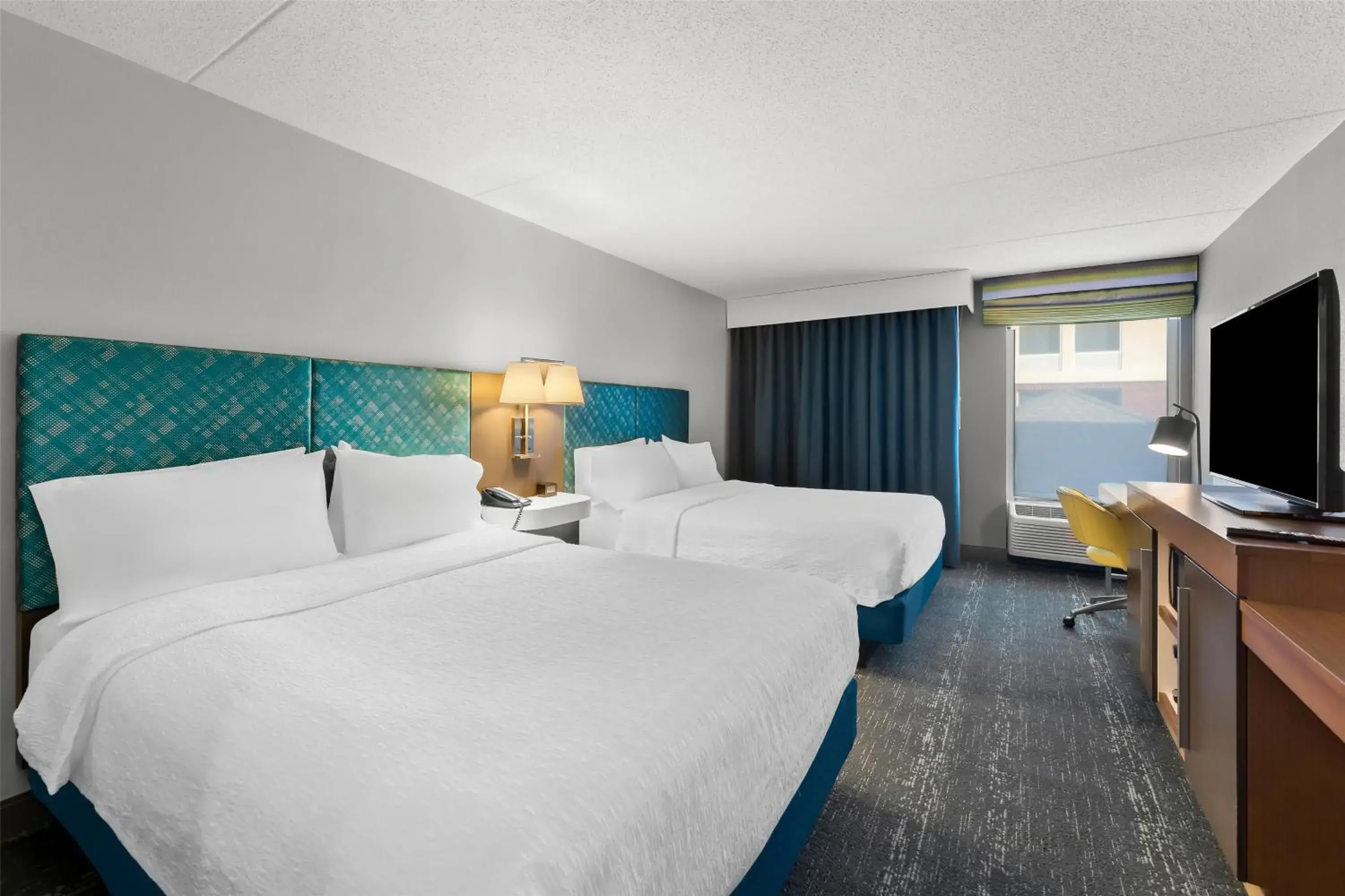 Bed in Hampton Inn & Suites Newtown Bed in Hampton Inn & Suites Newtown