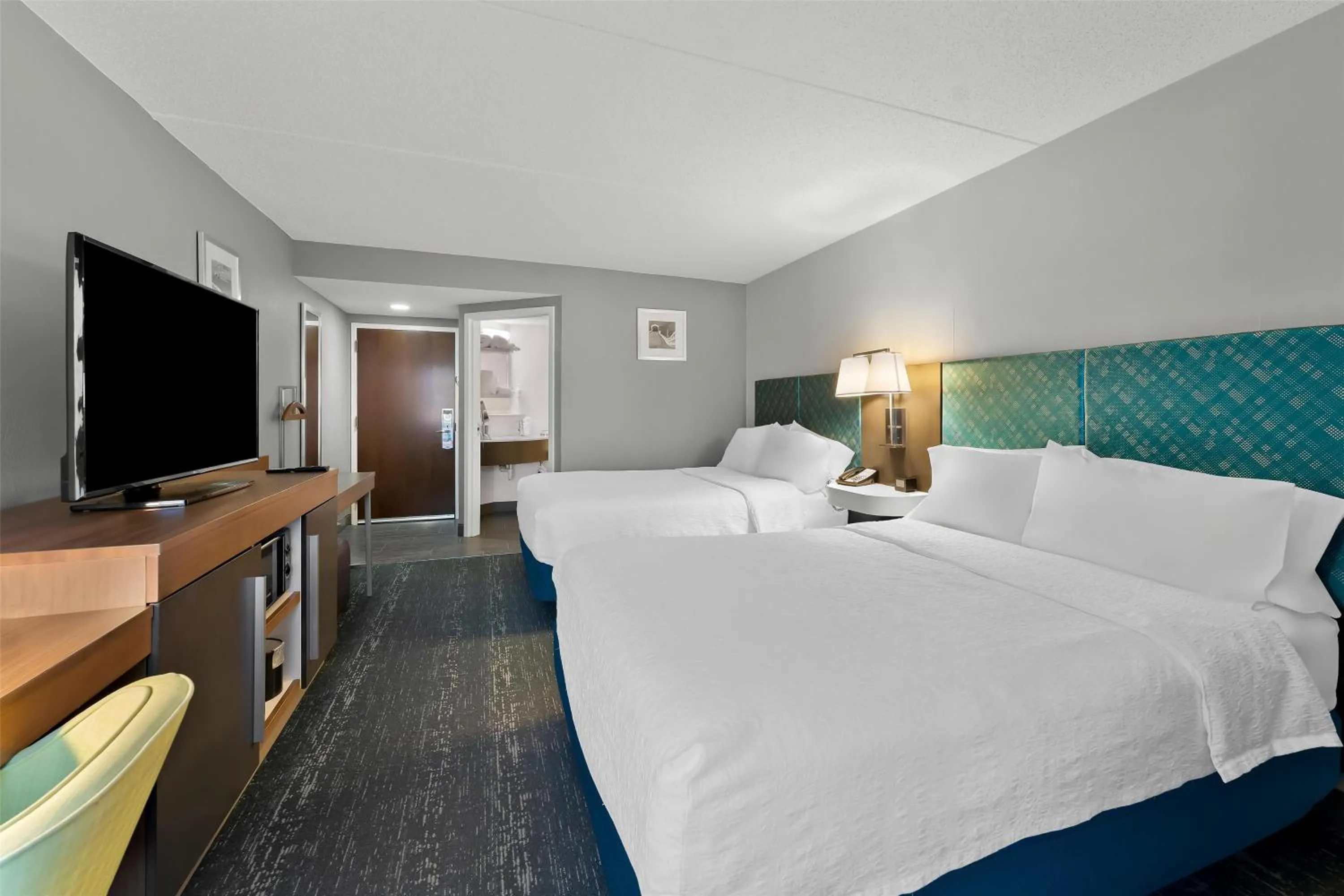 Bed in Hampton Inn & Suites Newtown