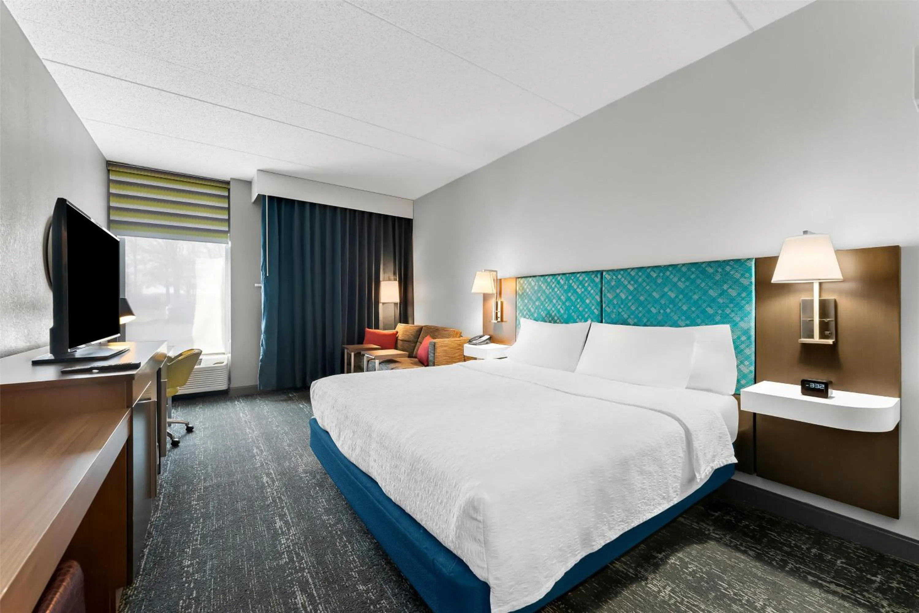 Living room, Bed in Hampton Inn & Suites Newtown