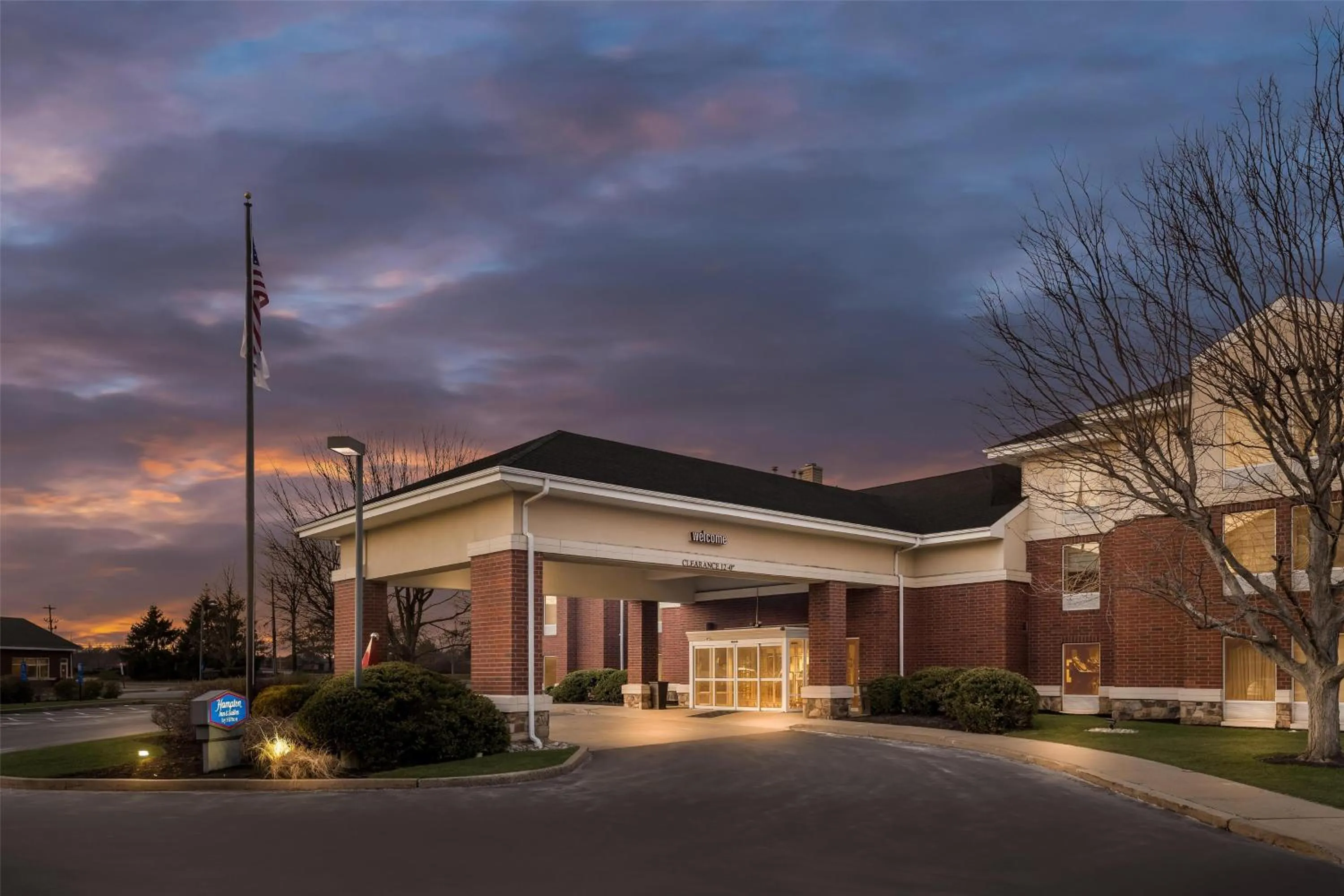 Property building in Hampton Inn & Suites Newtown