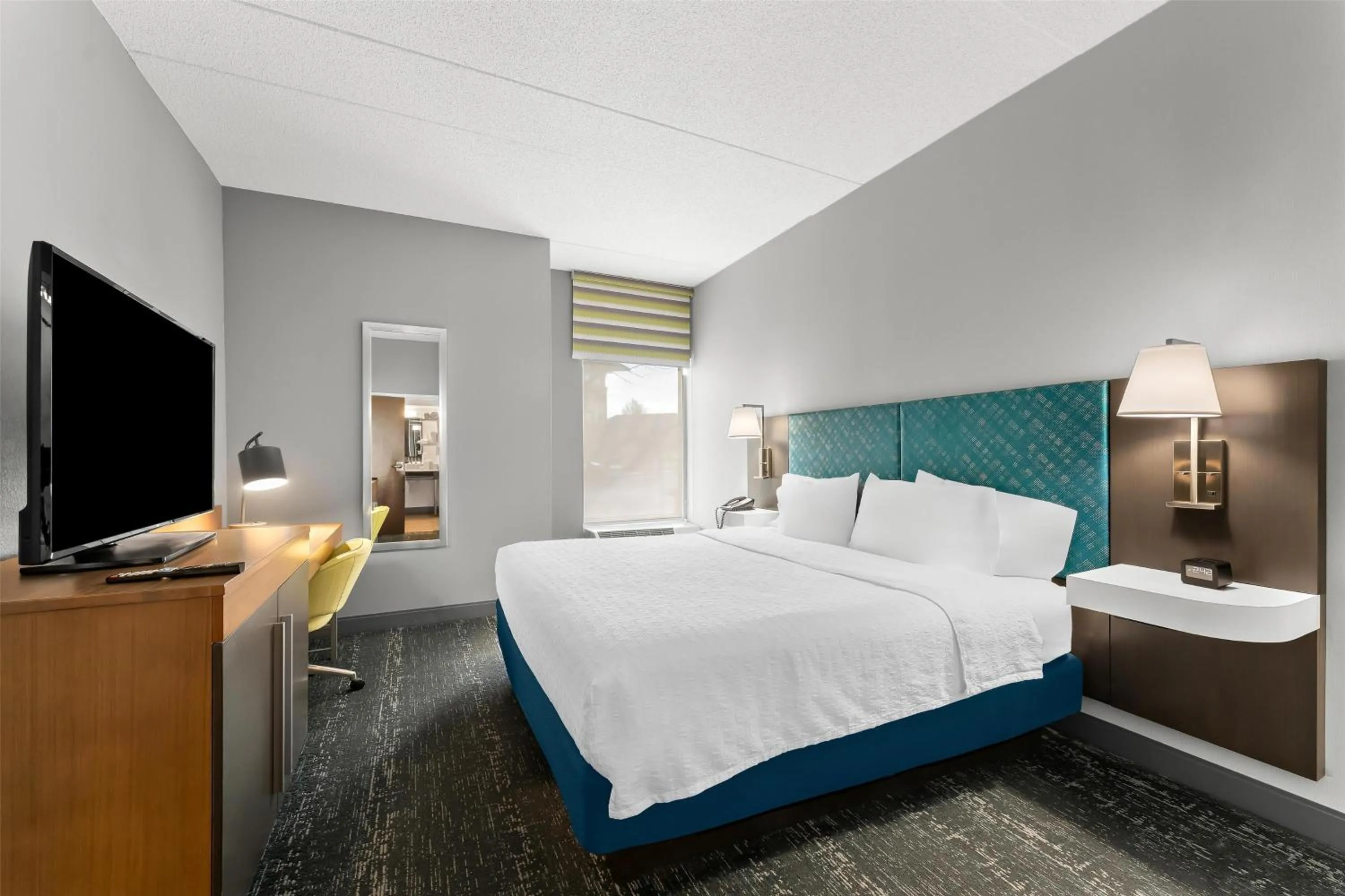 Bed in Hampton Inn & Suites Newtown