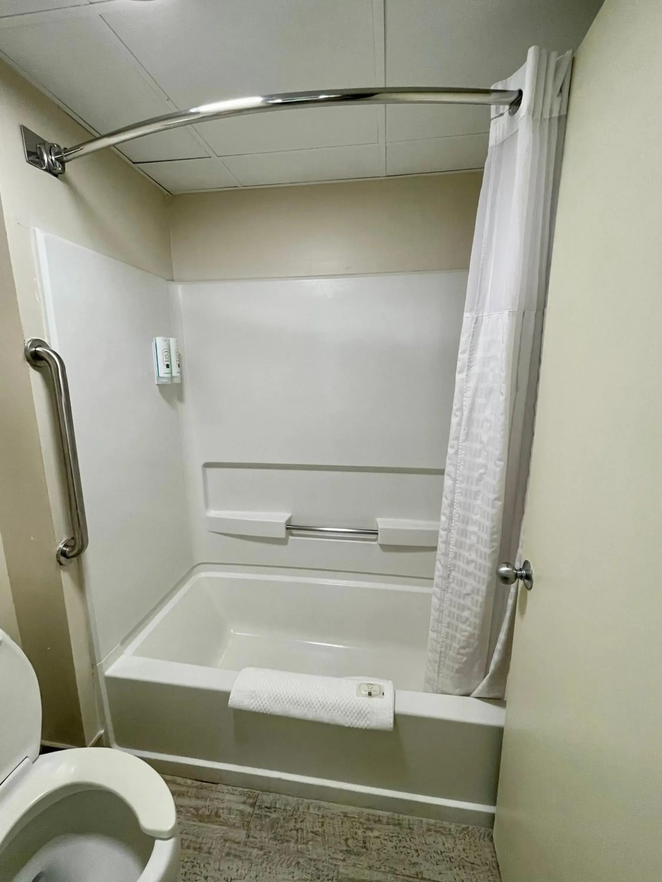 Bathroom in Quality Inn & Suites Clemmons I-40 Bathroom in Quality Inn & Suites Clemmons I-40