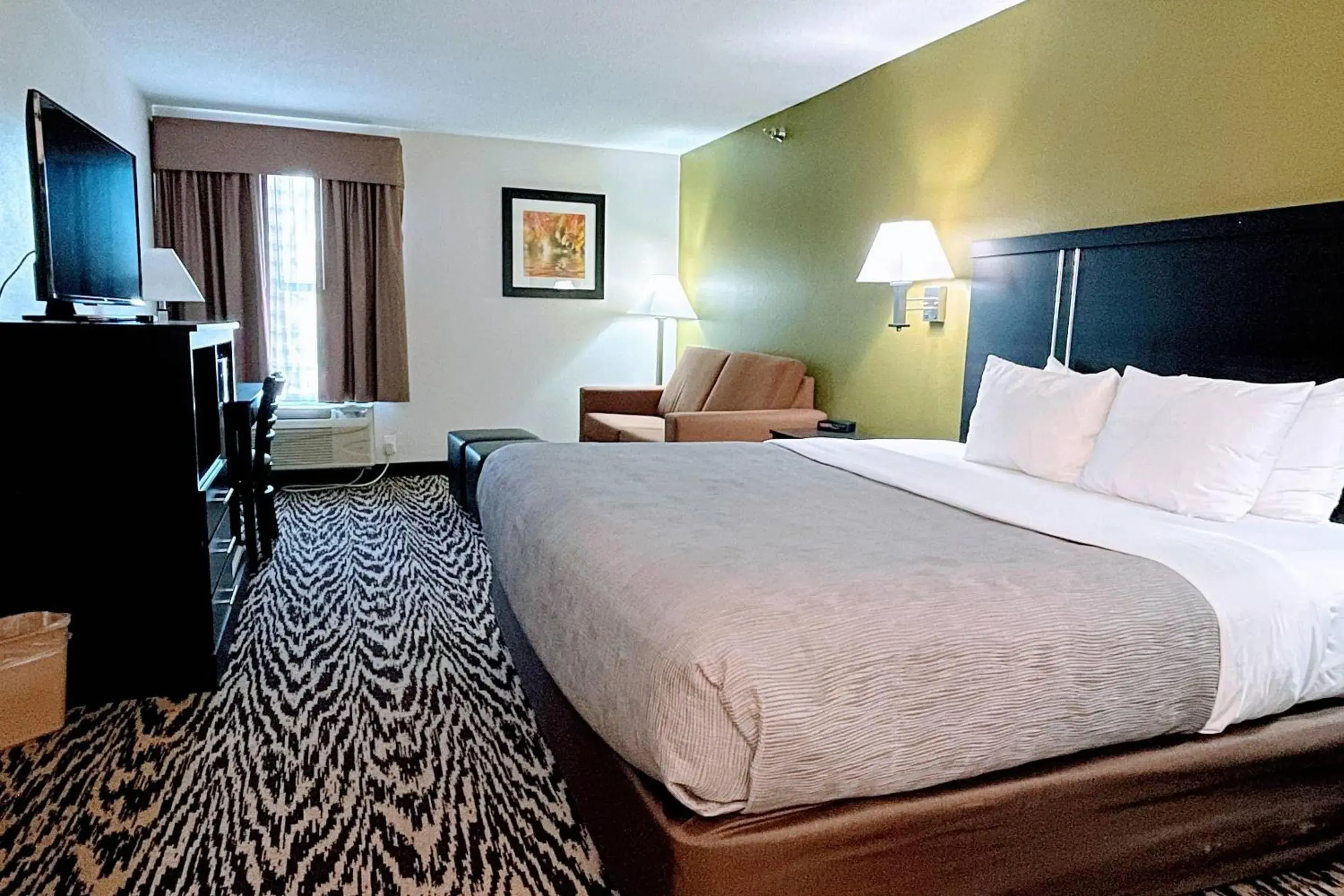 Bedroom, Bed in Quality Inn & Suites Clemmons I-40 Bedroom, Bed in Quality Inn & Suites Clemmons I-40