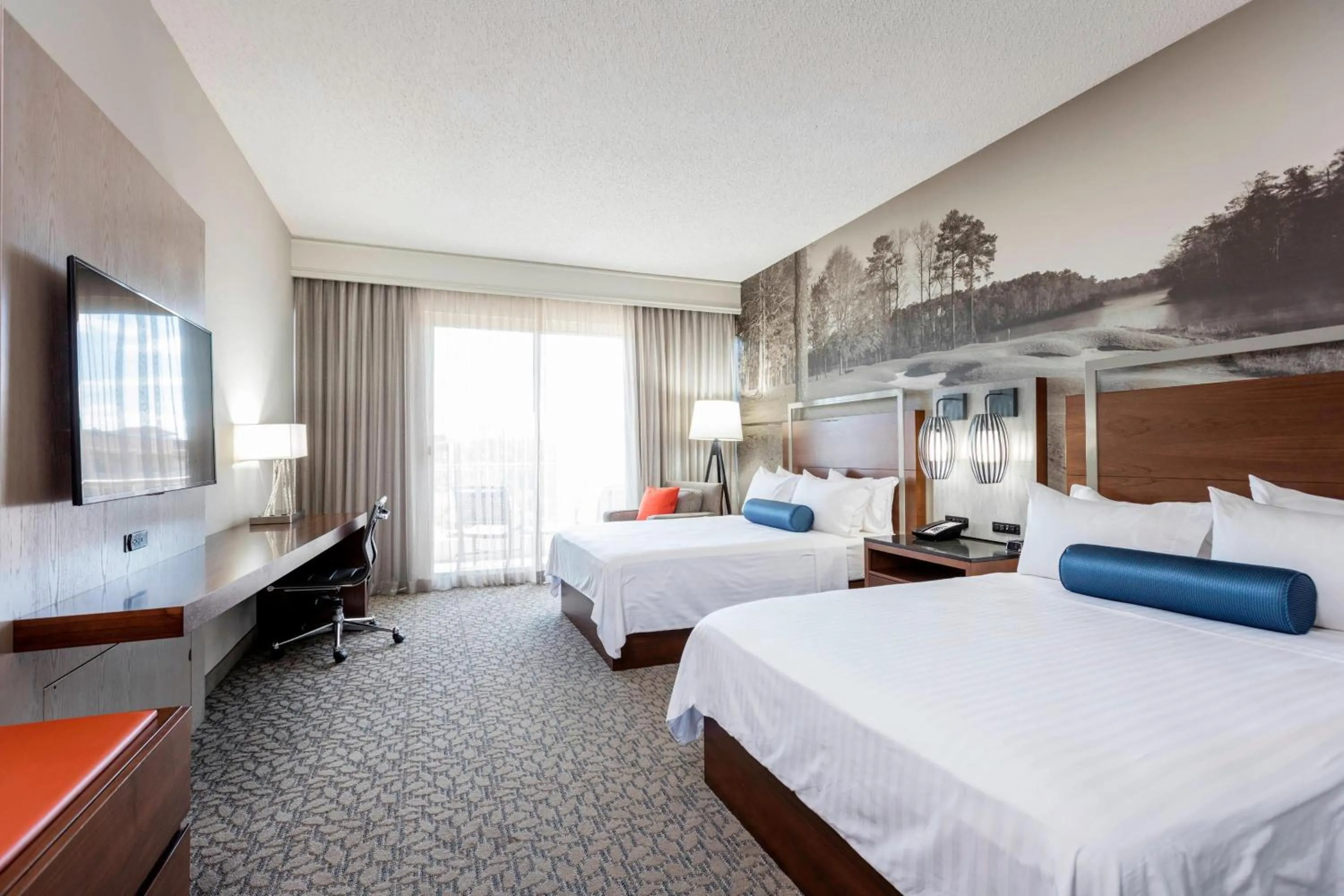 Photo of the whole room, Bed in Auburn Marriott Opelika Resort & Spa at Grand National