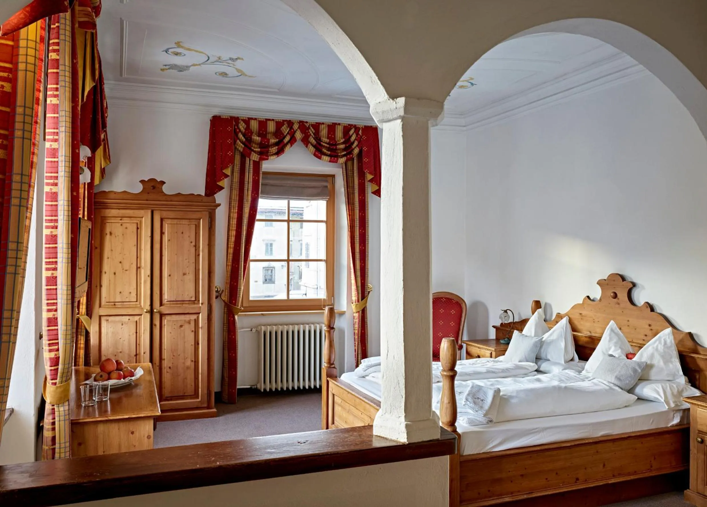 Photo of the whole room, Bed in Romantic Hotel Excelsior