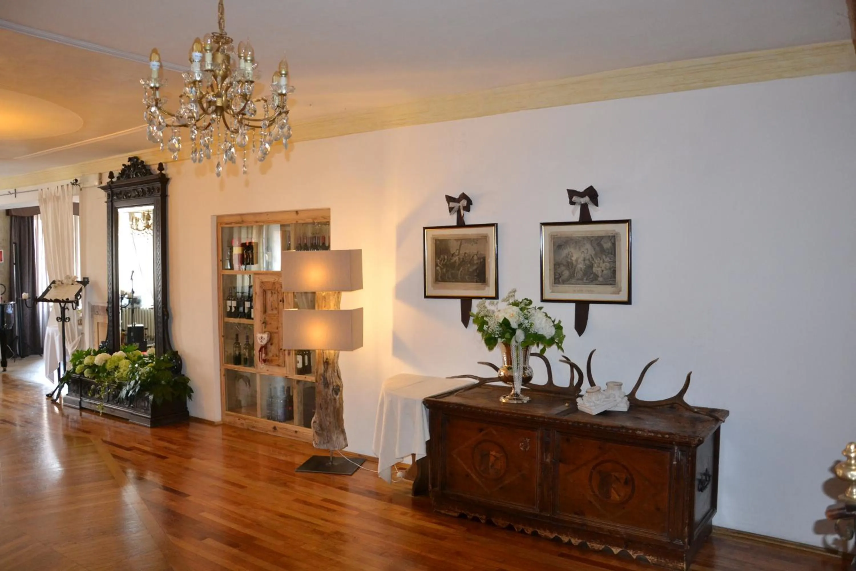 Communal lounge/ TV room in Romantic Hotel Excelsior