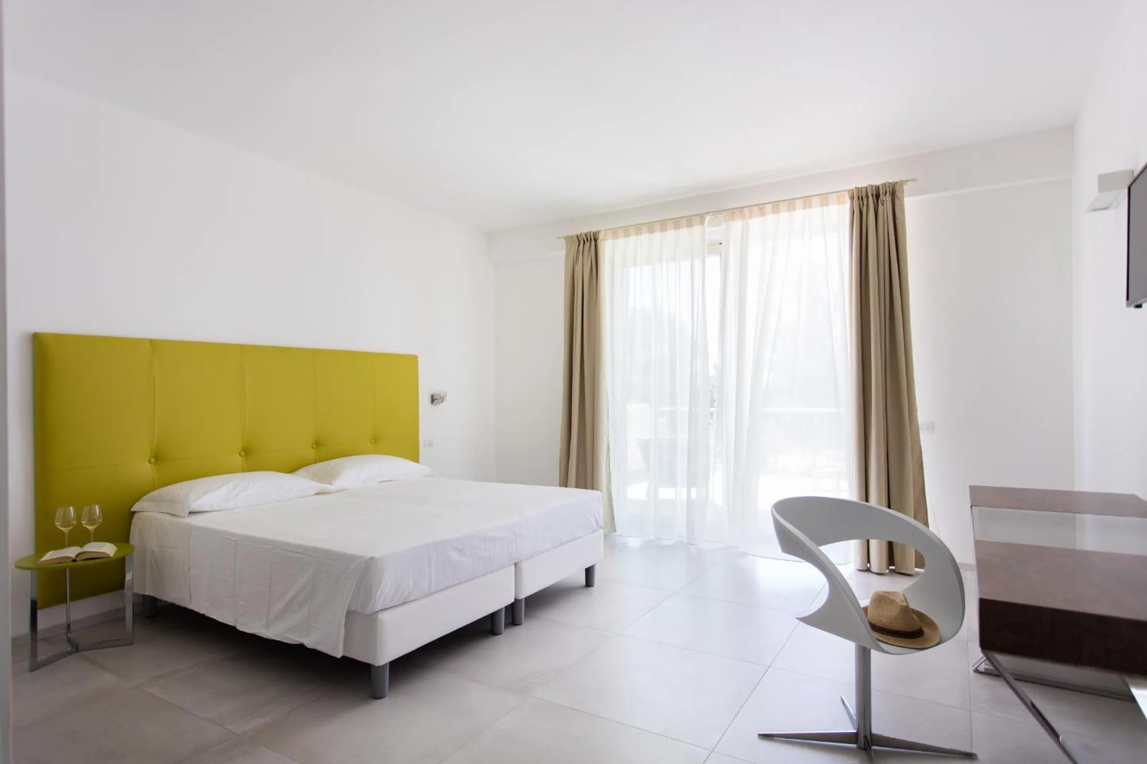 TV and multimedia, Bed in Luna Minoica Suites and Apartments