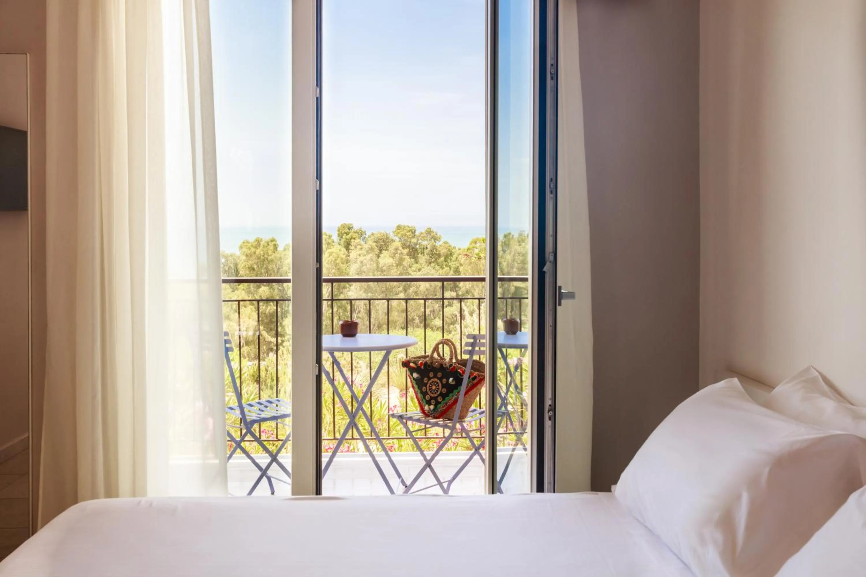 Balcony/Terrace, Bed in Luna Minoica Suites and Apartments