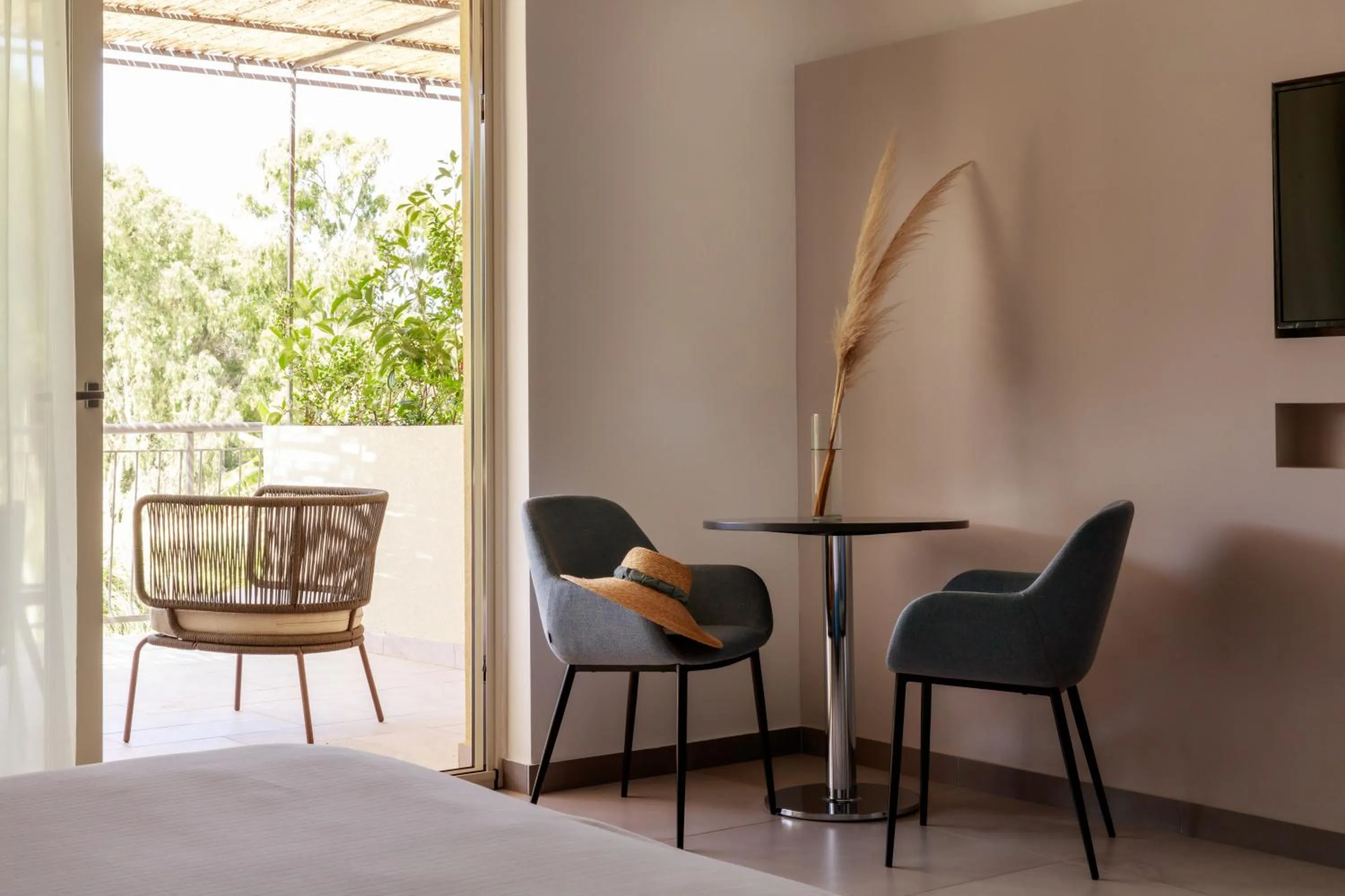 Balcony/Terrace, Bed in Luna Minoica Suites and Apartments