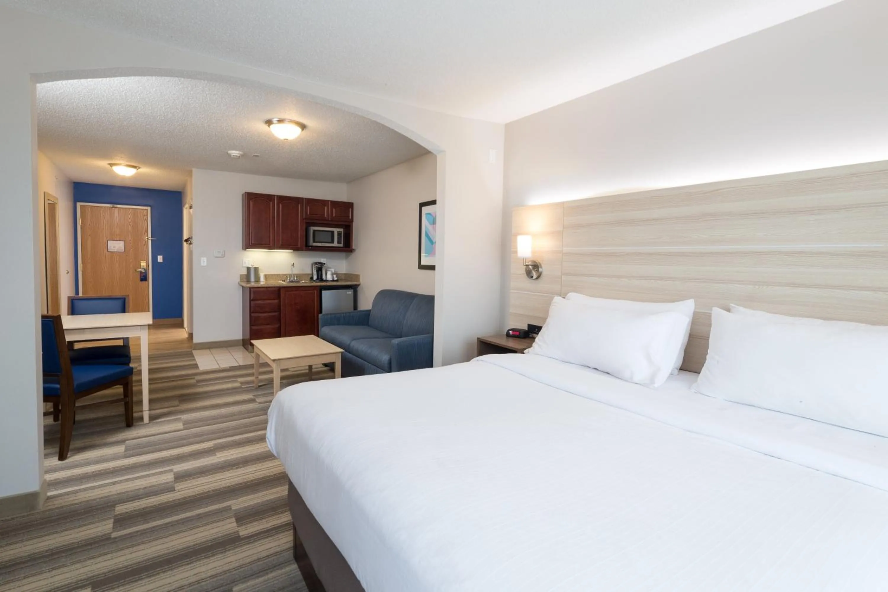 Photo of the whole room, Bed in Holiday Inn Express Hotel & Suites Grand Blanc by IHG