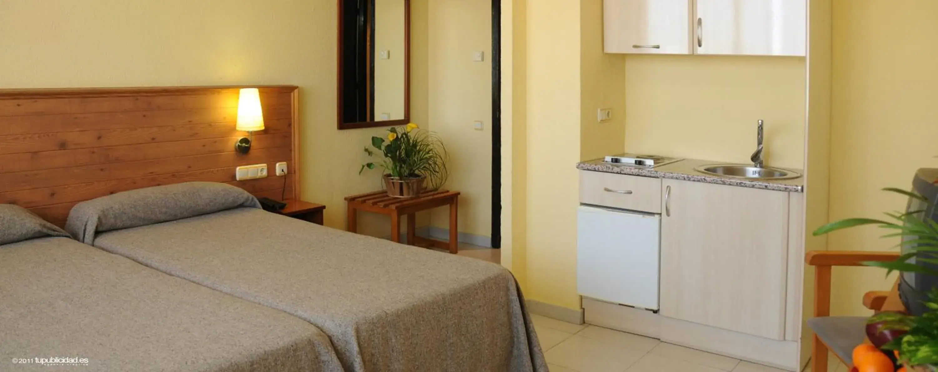 Kitchen or kitchenette, Bed in Hotel Flamero Kitchen or kitchenette, Bed in Hotel Flamero