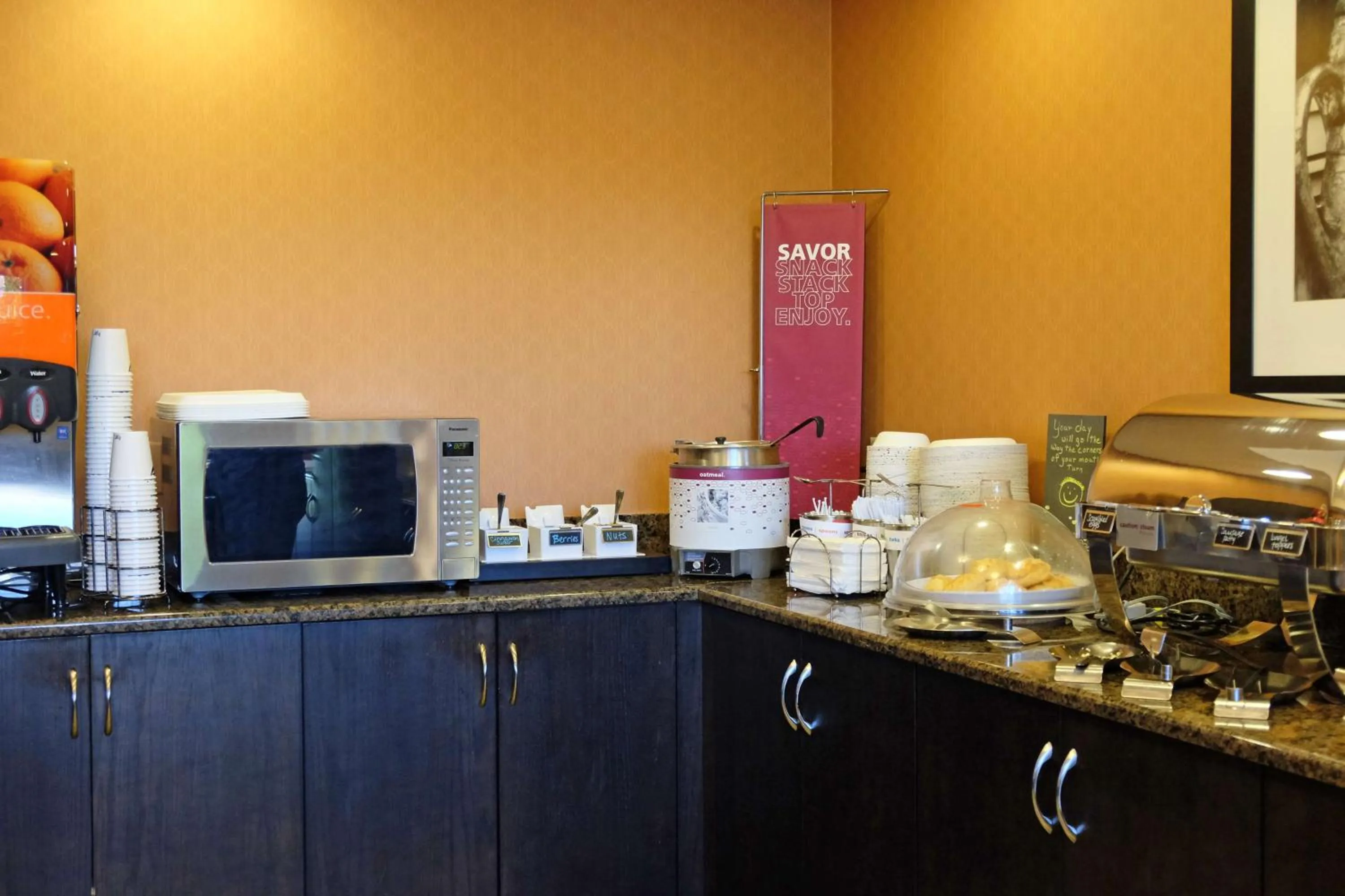 Dining area in Hampton Inn Lima