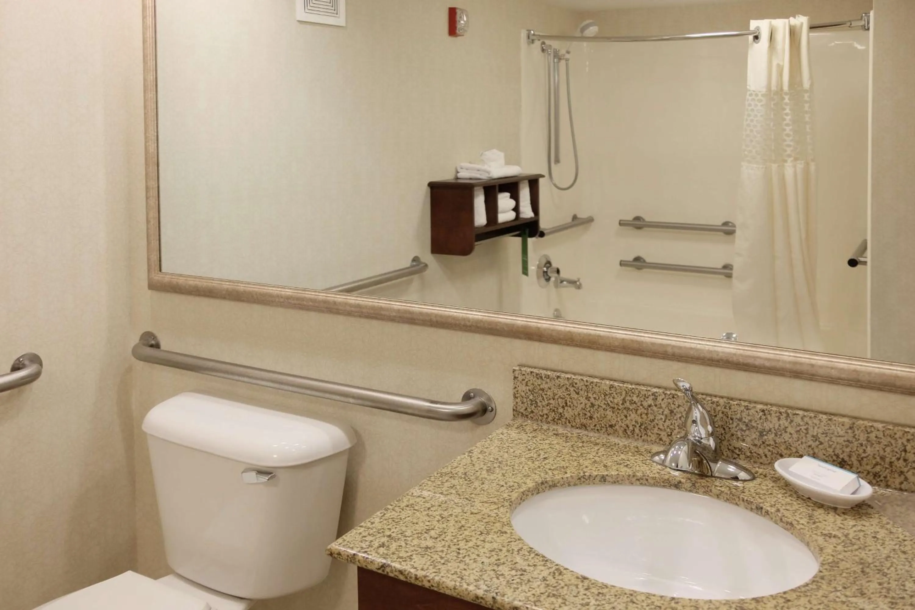 Bathroom in Hampton Inn Lima