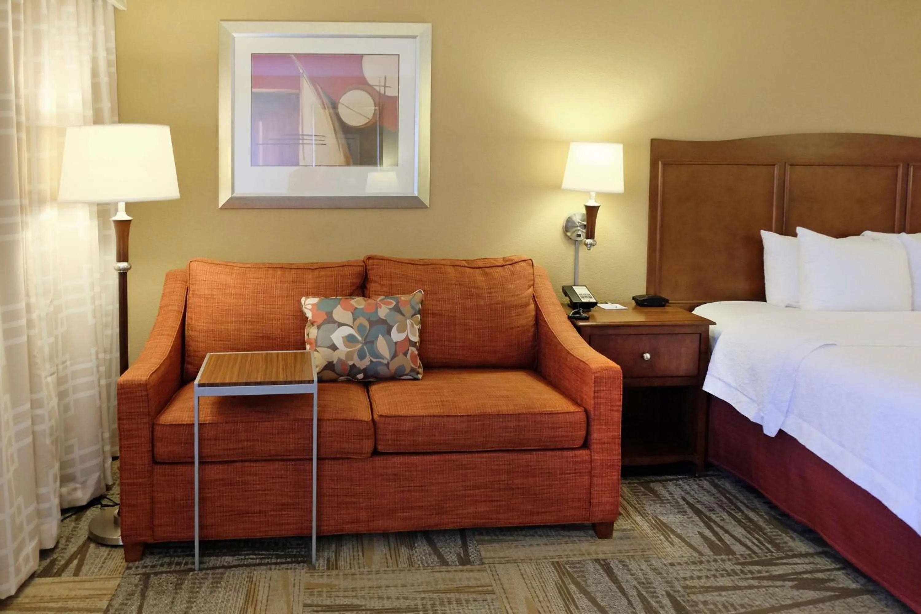 Living room, Bed in Hampton Inn Lima