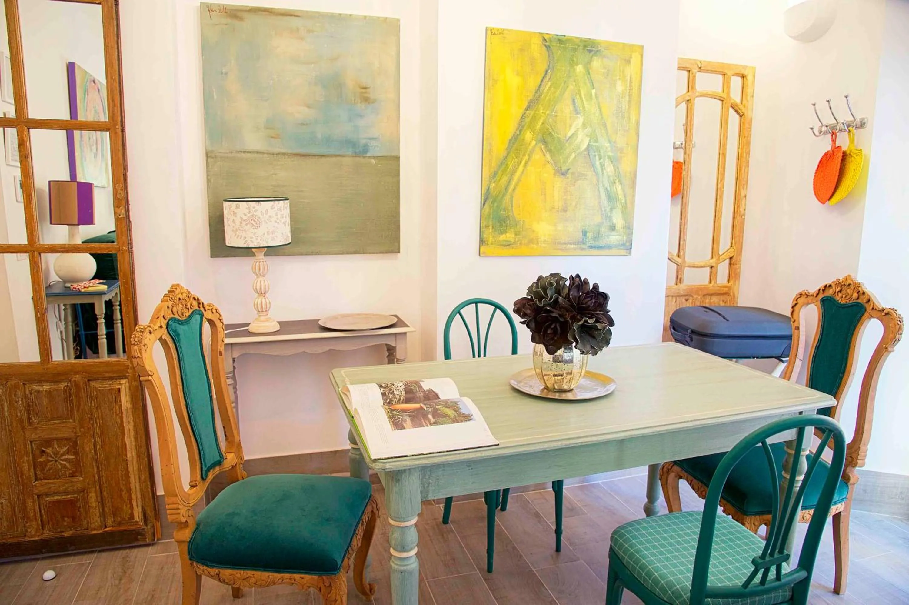 Dining area in Overland Suites Catedral