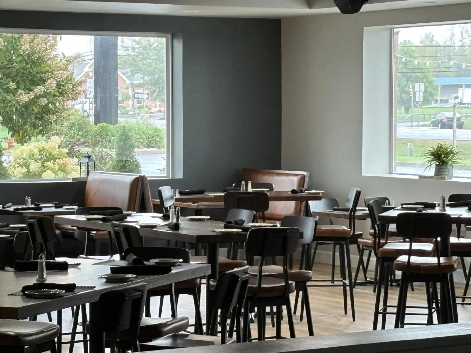 Restaurant/places to eat in The Lux Hotel & Conference Center, Ascend Hotel Collection