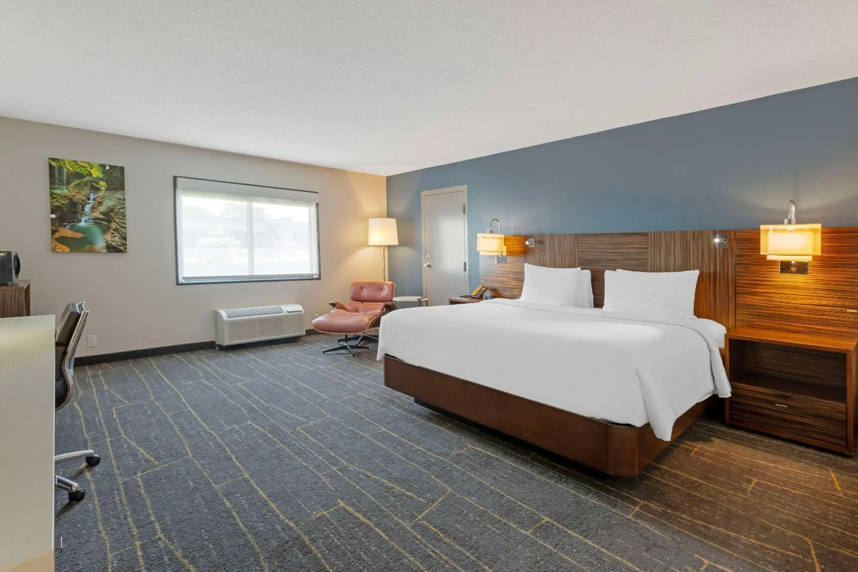 Bedroom, Bed in The Lux Hotel & Conference Center, Ascend Hotel Collection Bedroom, Bed in The Lux Hotel & Conference Center, Ascend Hotel Collection