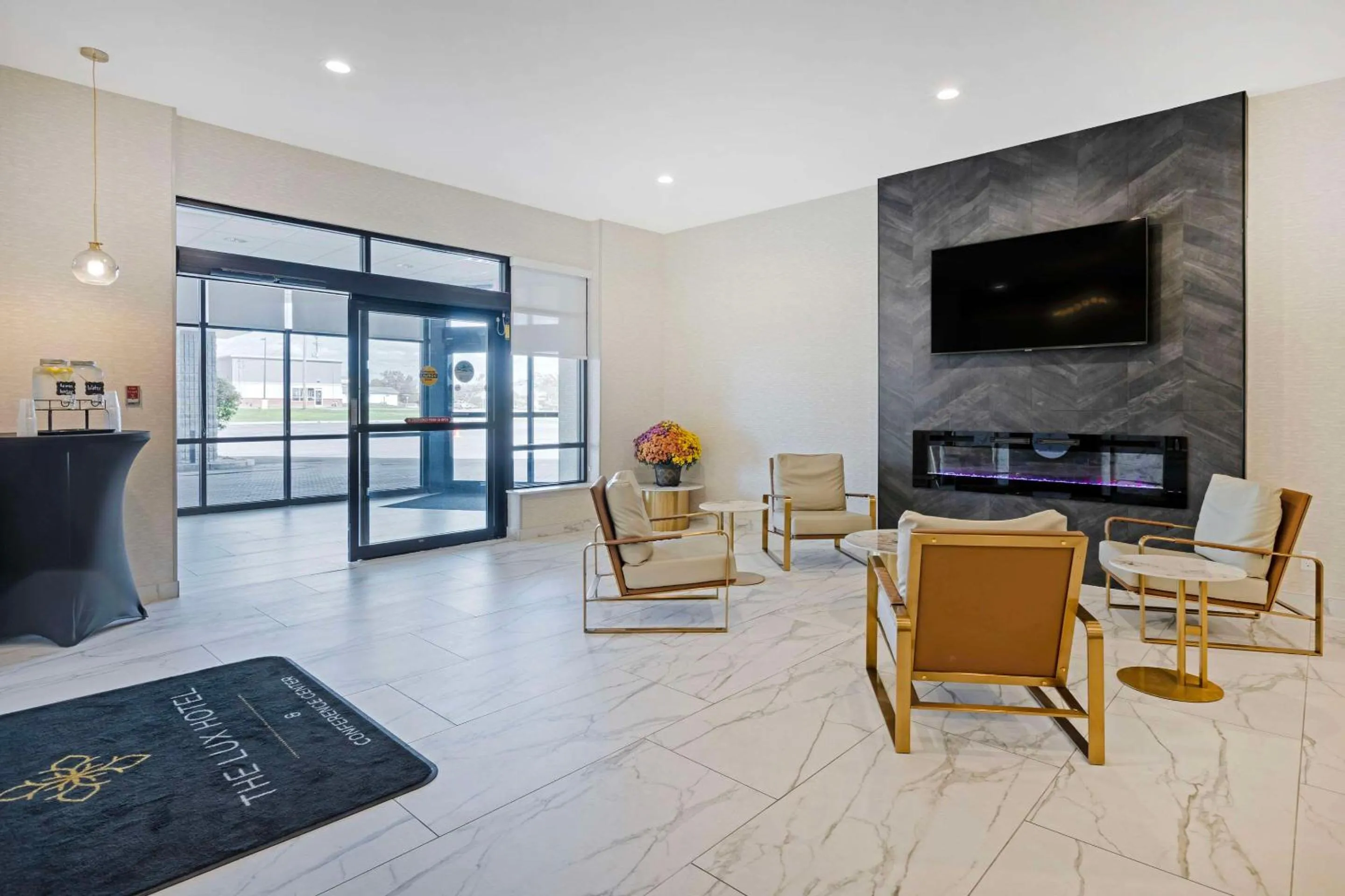 Lobby or reception in The Lux Hotel & Conference Center, Ascend Hotel Collection