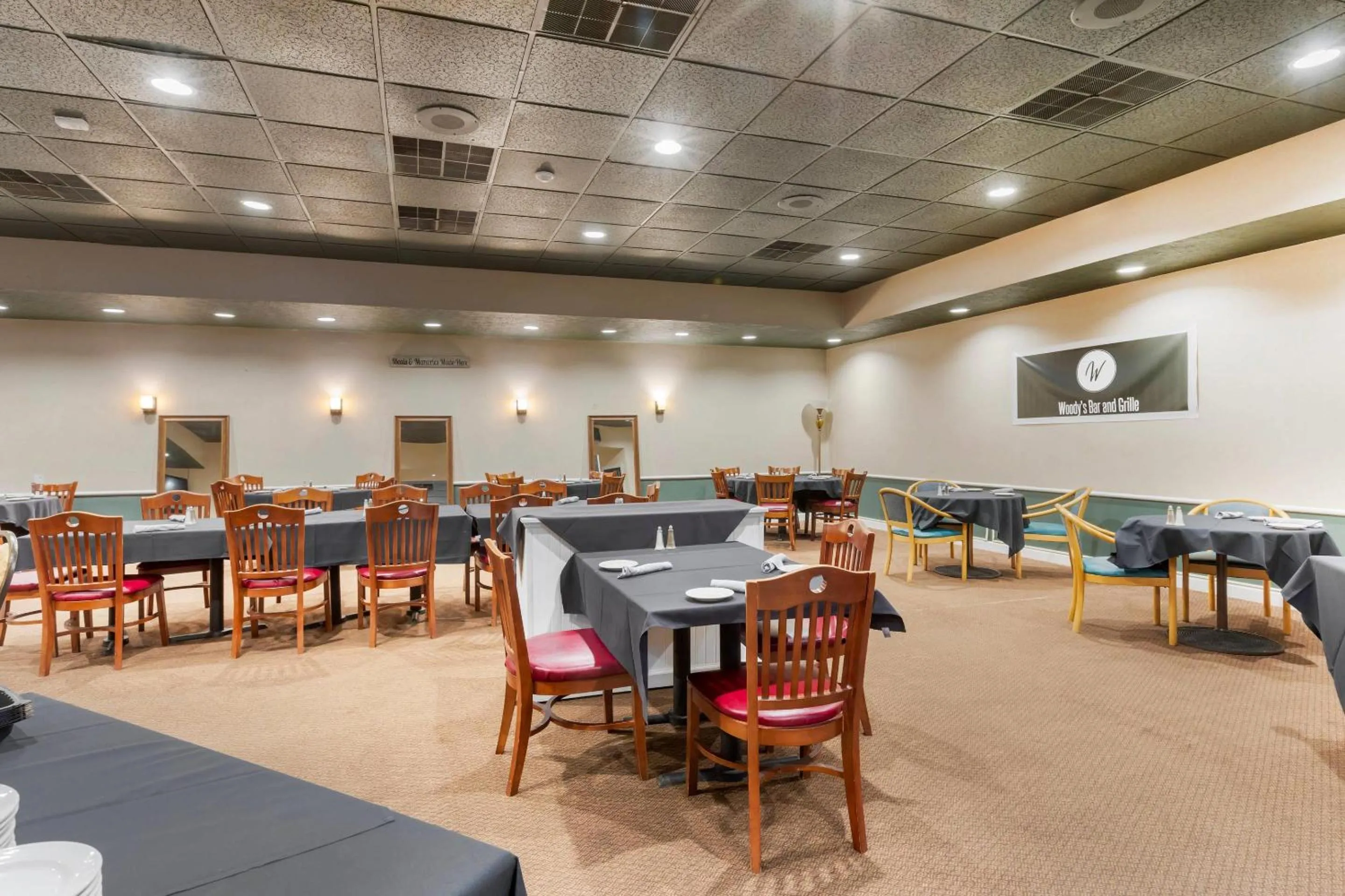 Lounge or bar in The Lux Hotel & Conference Center, an Ascend Collection Hotel